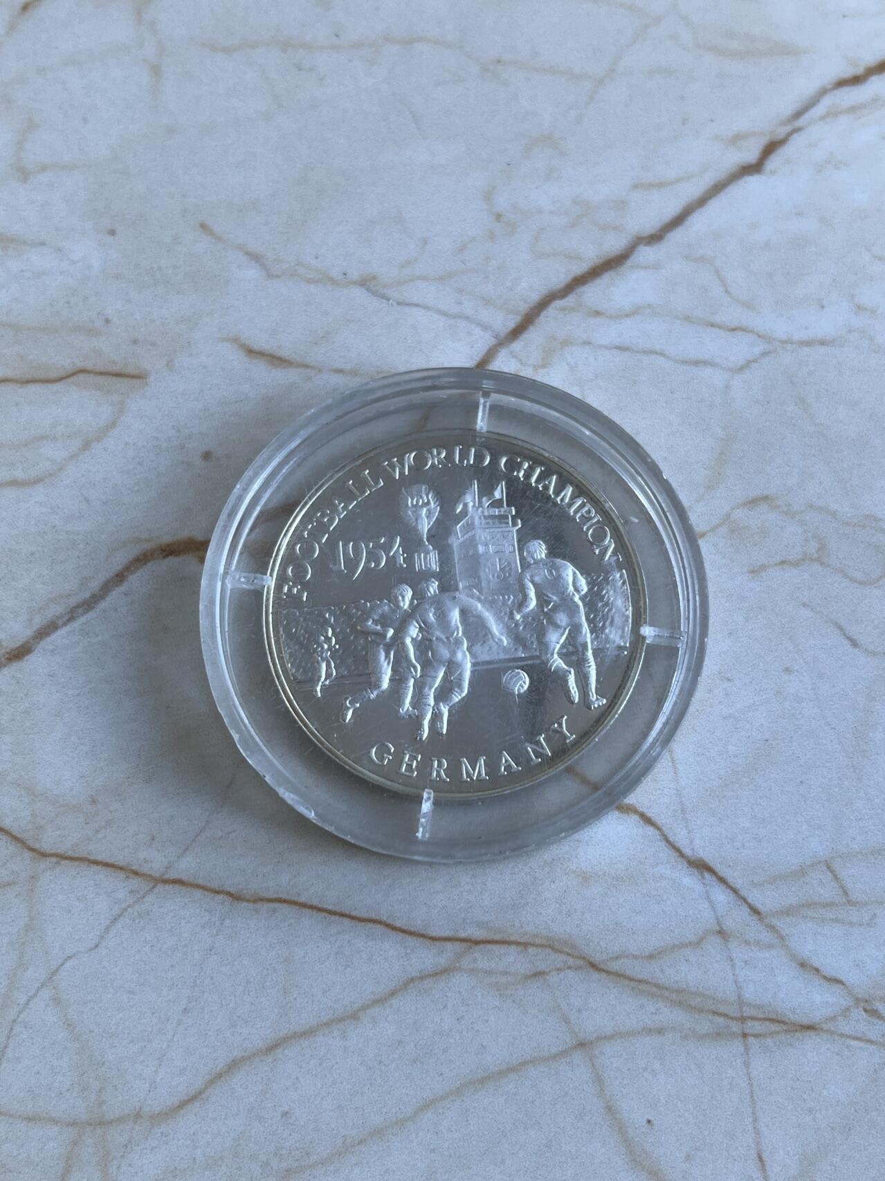 第166期拍卖【长期征集拍品】 赞比亚2001年世界杯足球纪念银币，999银，15克