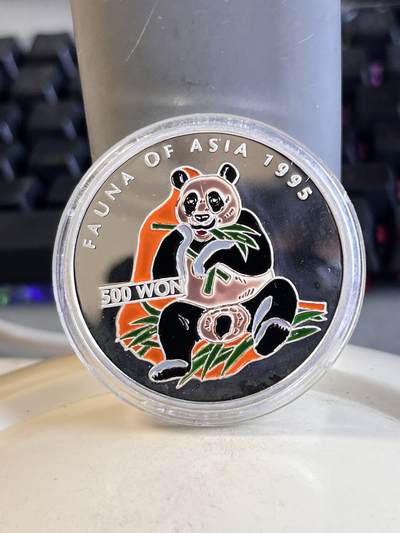 第166期拍卖【长期征集拍品】 - 朝鲜1995年动物大熊猫1盎司彩色精制纪念银币，999银