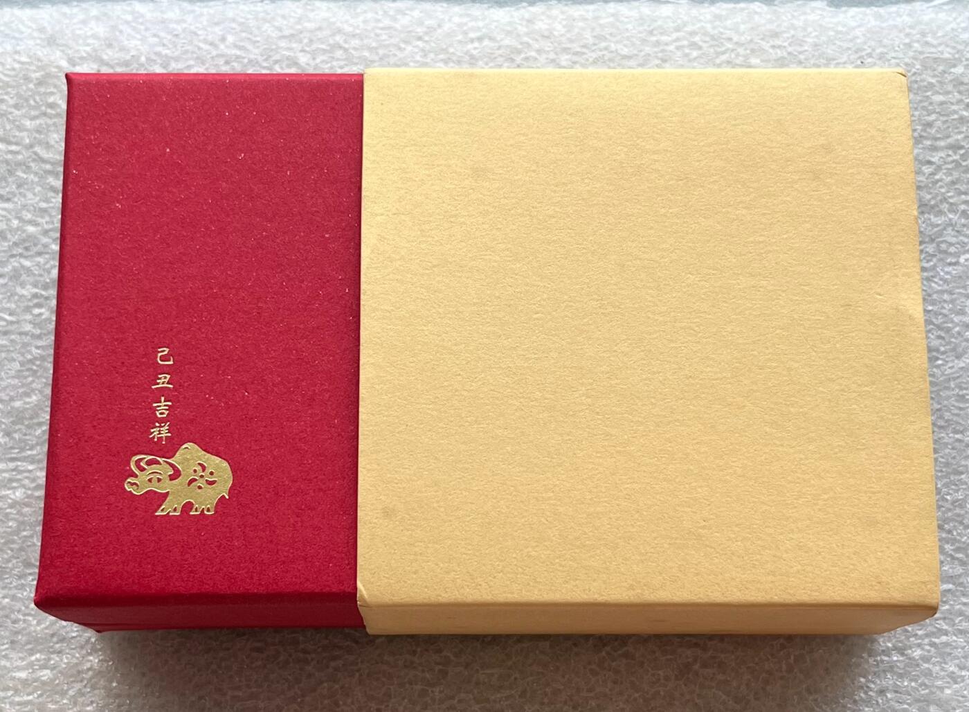 中国台湾新台币振兴经济消费券/民国钞，新年生肖铜章，一盎司精制纪念银币，新疆喀造饷银五钱双旗银币，清末民国老物件(铃铛、镯子、银链、发簪)，中国历代古钱币含乾元重宝折五十重轮，彼得堡世界钱币勋章拍卖第130期 中国台湾2009年生肖牛年彩色纪念铜章，中央造币厂铸、主要发给造币厂职工新年纪念，发行量3万枚、礼盒包装、原塑封未拆开
