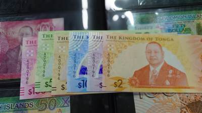 世界钱币～微拍第191期暨2025年第30期  继续清理库存 2023年汤加2/5/10/20/50/100 全新绝品A冠 六张全套全同号 百位小号倒置号196 原装册