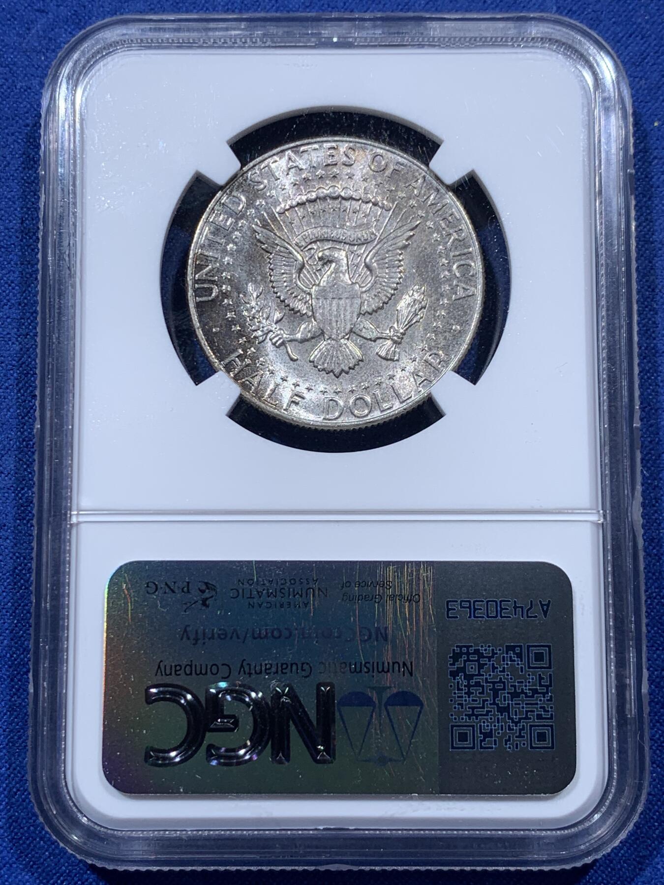 《竞宝斋》第400场 周日，周一，周二，3场连拍 （全场包邮） NGC MS65 美国1964年肯尼迪半美元银币，鹰面一片蓝彩为极佳的币面再增添一丝美感，永久收藏的品相