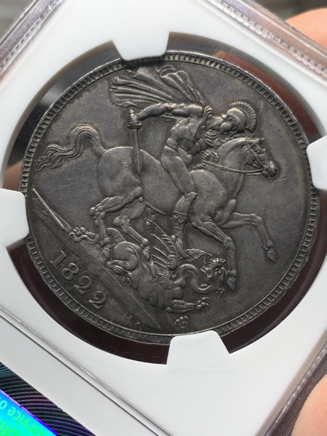 《竞宝斋》第400场 周日，周一，周二，3场连拍 （全场包邮） NGC MS61 英国1822乔治四世马剑克朗银币 NGC数据库统计 MS高分段22年的量大约仅为21年的1/5   少了一个量级   英式熟美老包浆  状态非常好   老盒严评  各位藏家把握机会