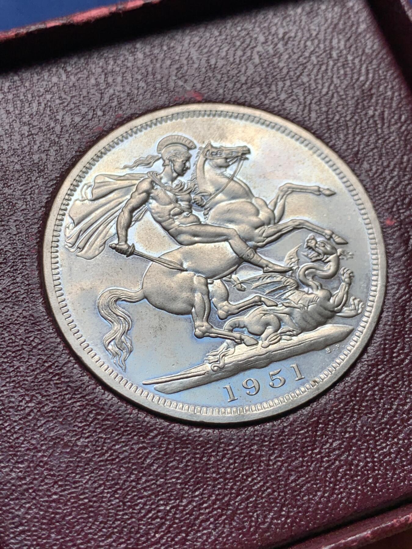 《竞宝斋》第400场 周日，周一，周二，3场连拍 （全场包邮） 英国1951 镍马剑乔治六世克朗 带红色原盒