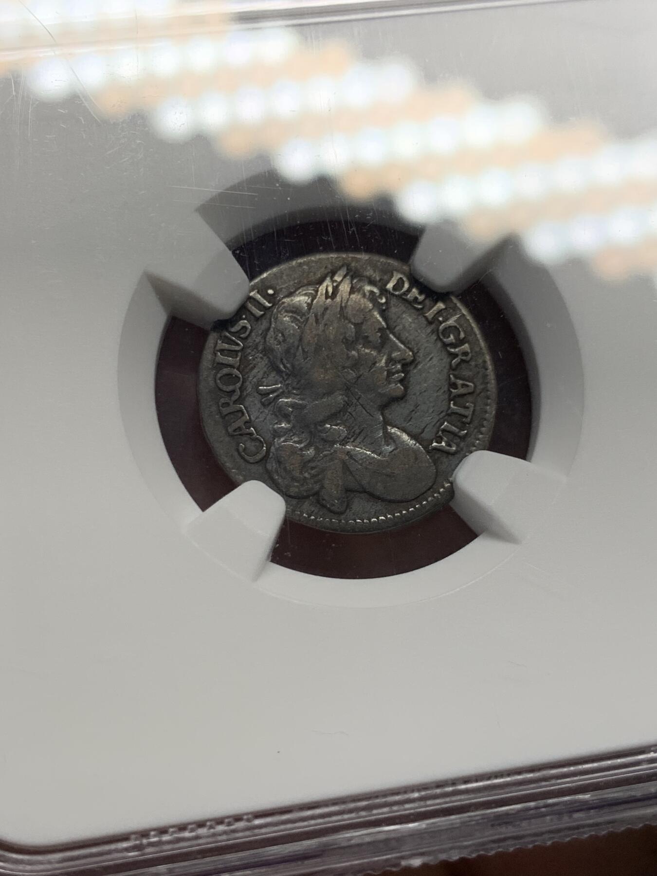 《竞宝斋》第400场 周日，周一，周二，3场连拍 （全场包邮） NGC VF35 英格兰1679年4便士濯足币 铜质深沉，包浆自然，图案纹饰虽历时磨蚀，却仍透出古朴庄重之感。历史的厚重感与工艺的质朴美在此交织，弥足珍贵