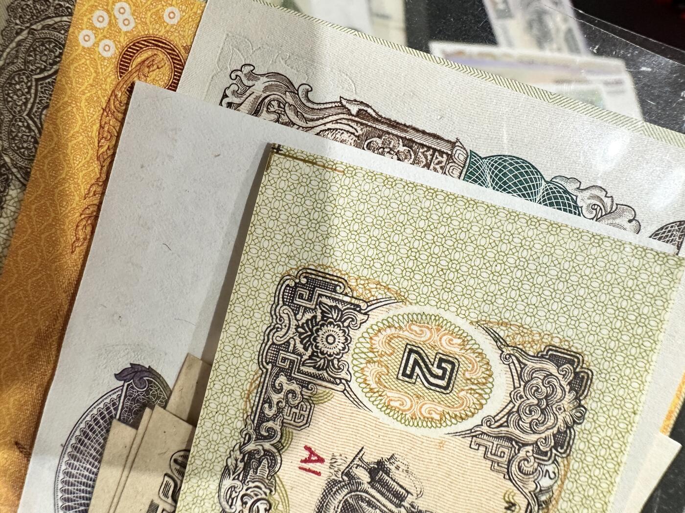 《外钞收藏家》第五百四十六期（本期有精品银币、以及稀少裸币和热门评级币）（本平台长期征集拍品、欢迎藏友们联系合作） 泰国 尼泊尔 日本等几个国家纸币10张一起  大部分全新个别越南有点小瑕疵