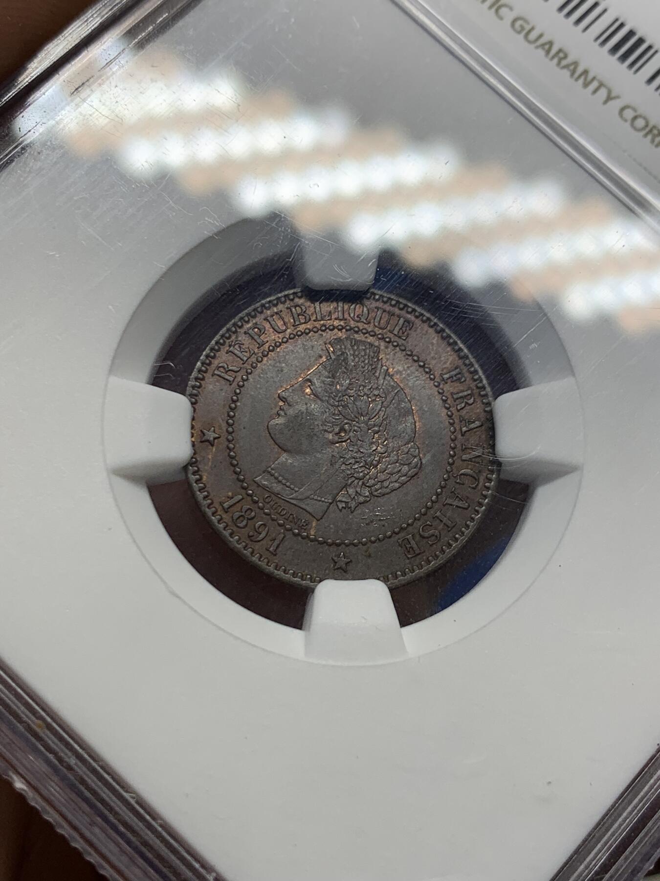 《竞宝斋》第400场 周日，周一，周二，3场连拍 （全场包邮） NGC MS63BN 法国1891年2分谷物女神铜币 币面铜棕色泽自然，谷物女神形象细腻生动，雕刻工艺精致。整体保存完好，细节锐利，展现19世纪末法兰西货币铸造的典雅与质感 盒角有磕