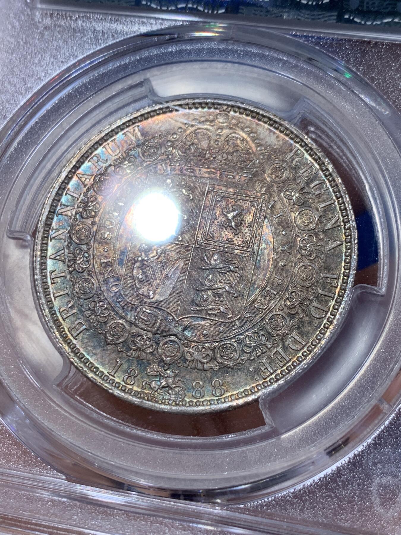 《竞宝斋》第400场 周日，周一，周二，3场连拍 （全场包邮） PCGS MS63 英国 1888年 维多利亚半克朗 银币 双面五彩包浆，底板转光状态极佳