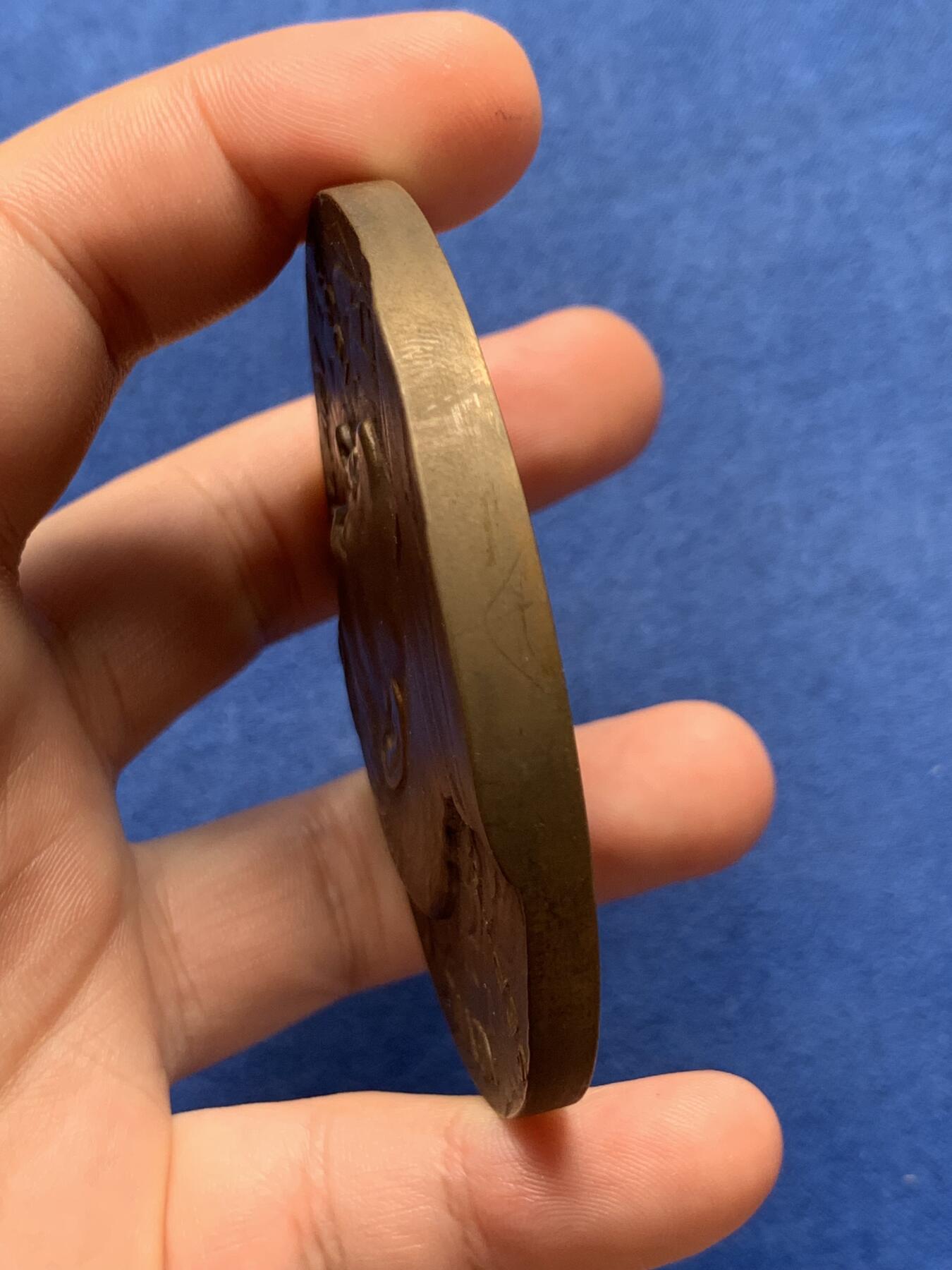 《竞宝斋》第400场 周日，周一，周二，3场连拍 （全场包邮） 张伯伦慕尼黑协议纪念高浮雕铜章 169克 71.5mm 带盒 morlon 作品