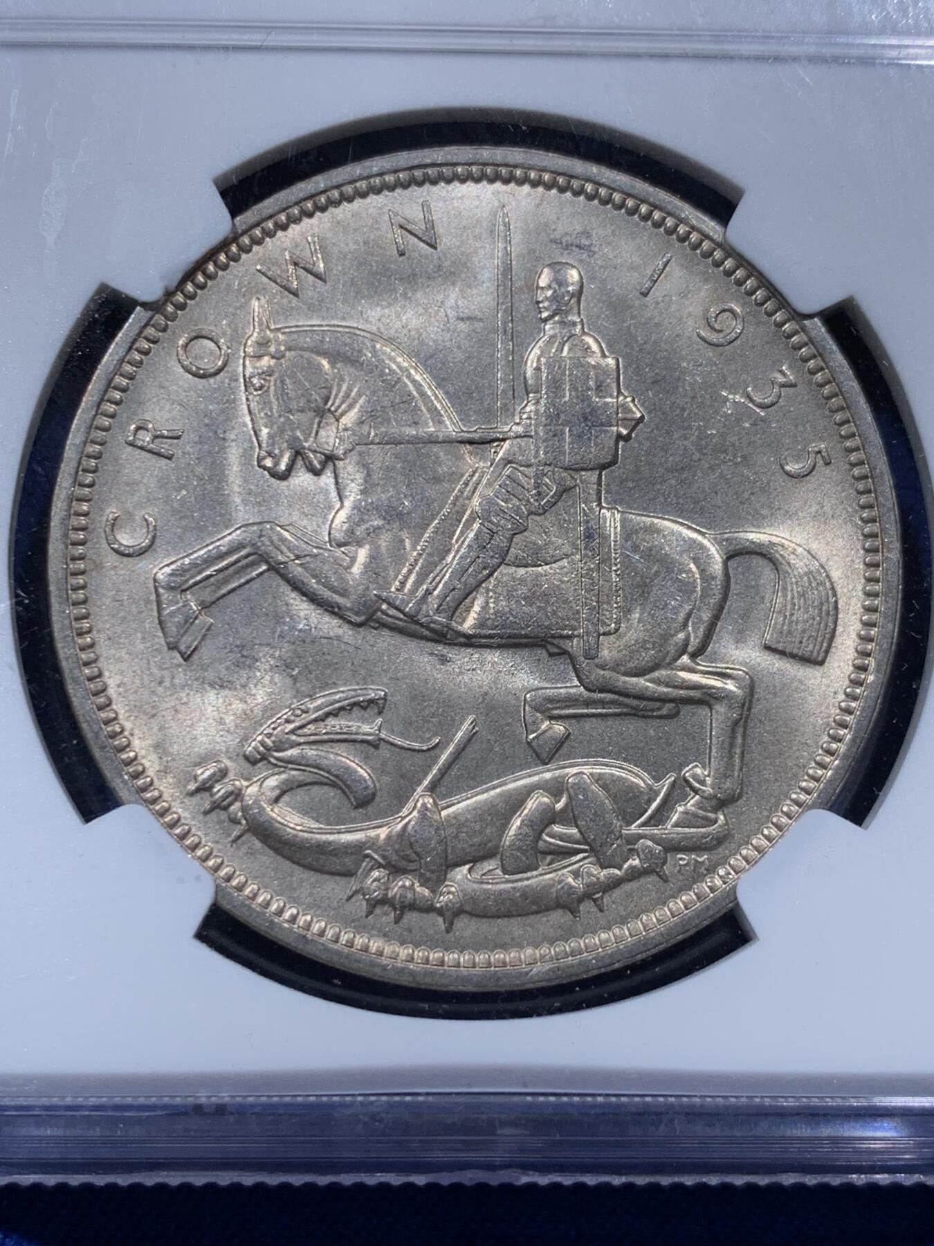 《竞宝斋》第400场 周日，周一，周二，3场连拍 （全场包邮） NGC MS63 英国 1935年 克朗 “木马剑”银币 银光流转，纹饰鲜明，木马剑图案栩栩如生。币面细节完美保存，凝结英伦传统工艺与历史传承的静谧风华
