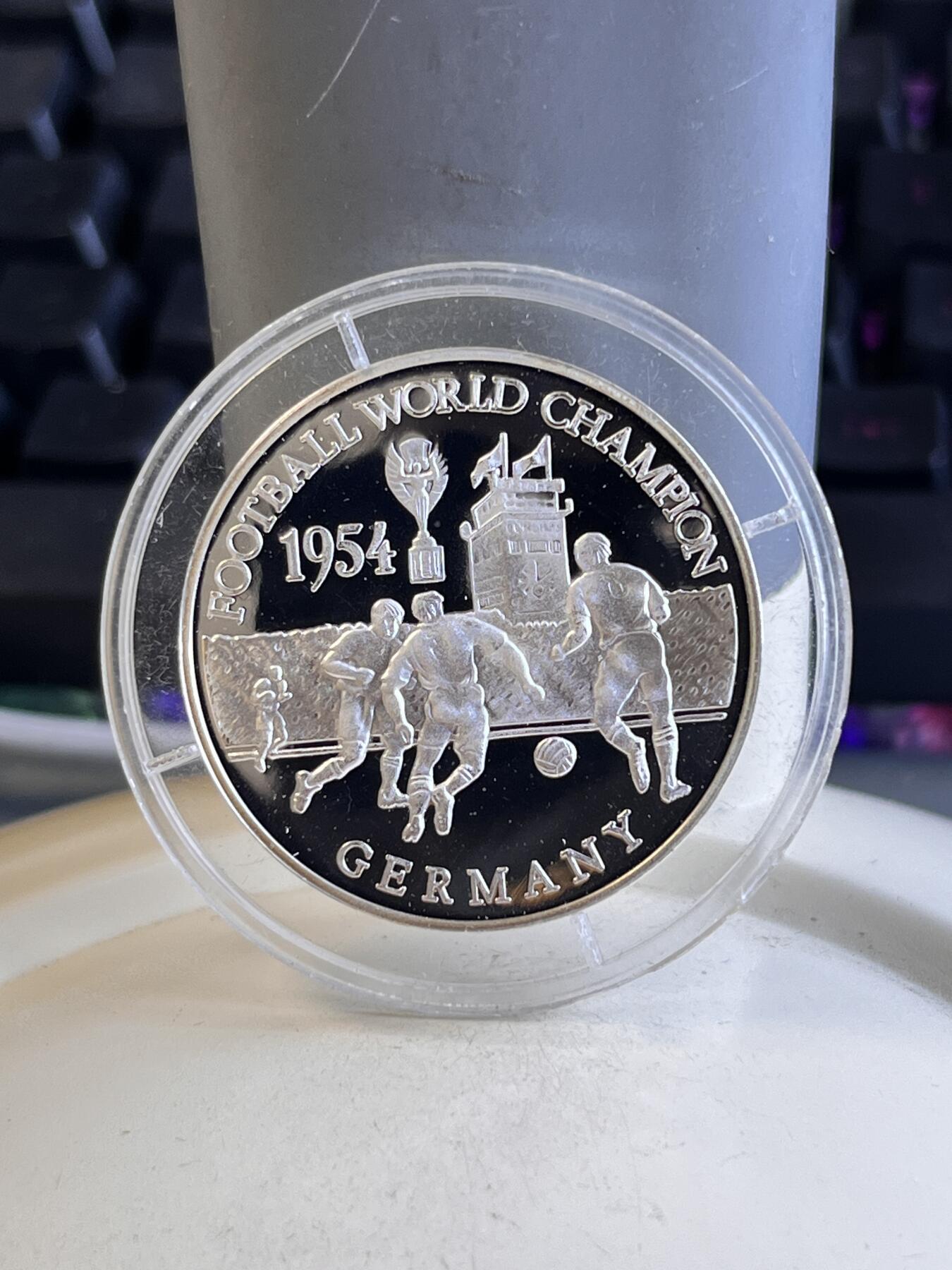 第166期拍卖【长期征集拍品】 赞比亚2001年世界杯足球纪念银币，999银，15克