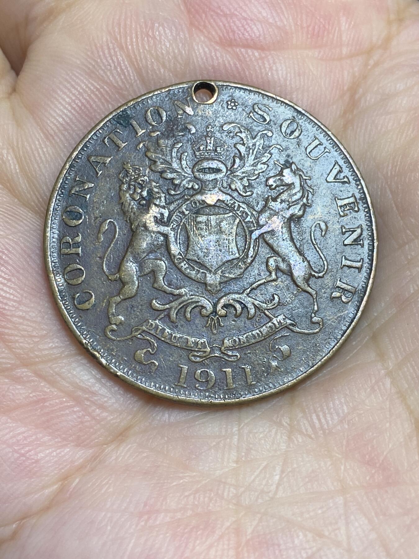 2025年第六十五场(总第九十一场）外国好品散币(免佣金) 稀少老打孔–英国🇬🇧1911年纪念章(乔治五世1911年加冕纪念章，乔治五世和玛丽王后图案，另一面是英国皇室徽章)