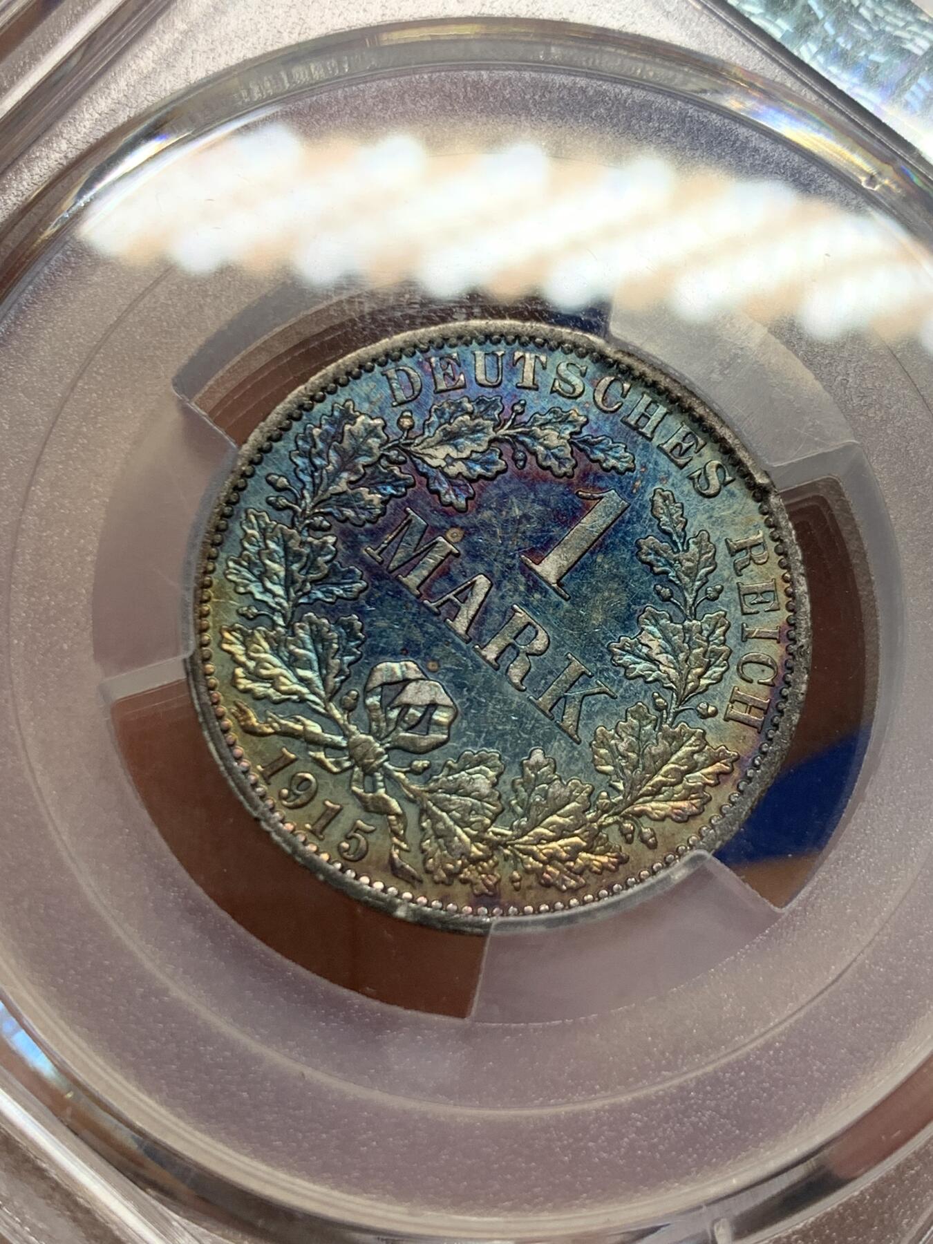 《竞宝斋》第400场 周日，周一，周二，3场连拍 （全场包邮） PCGS MS62 德国1915年1马克，一面深蓝色包浆，一面深灰色包浆，绝美包浆 支撑脚小磕