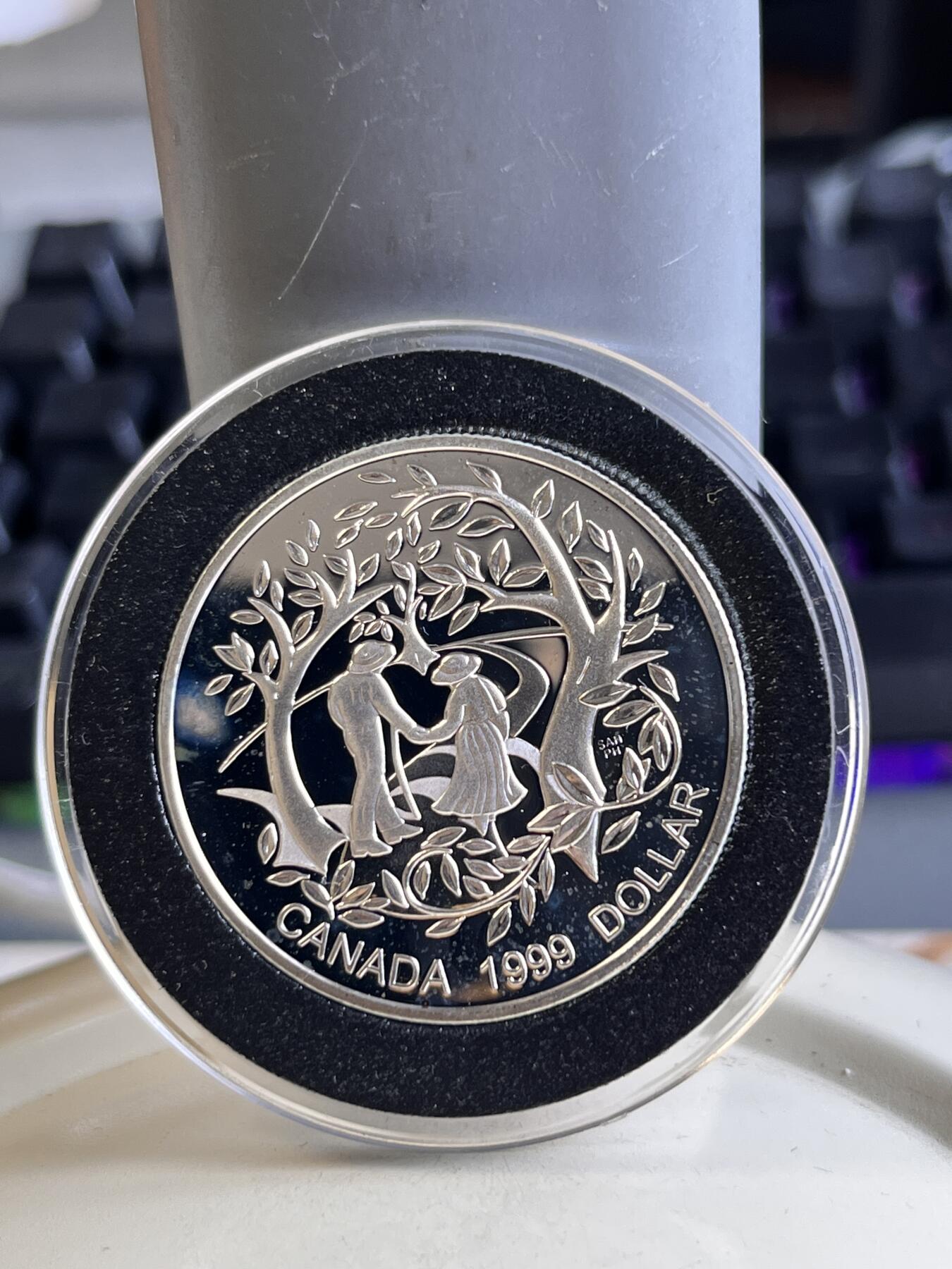 第166期拍卖【长期征集拍品】 加拿大1999年国际老年人年精制纪念银币，925银，25.175克