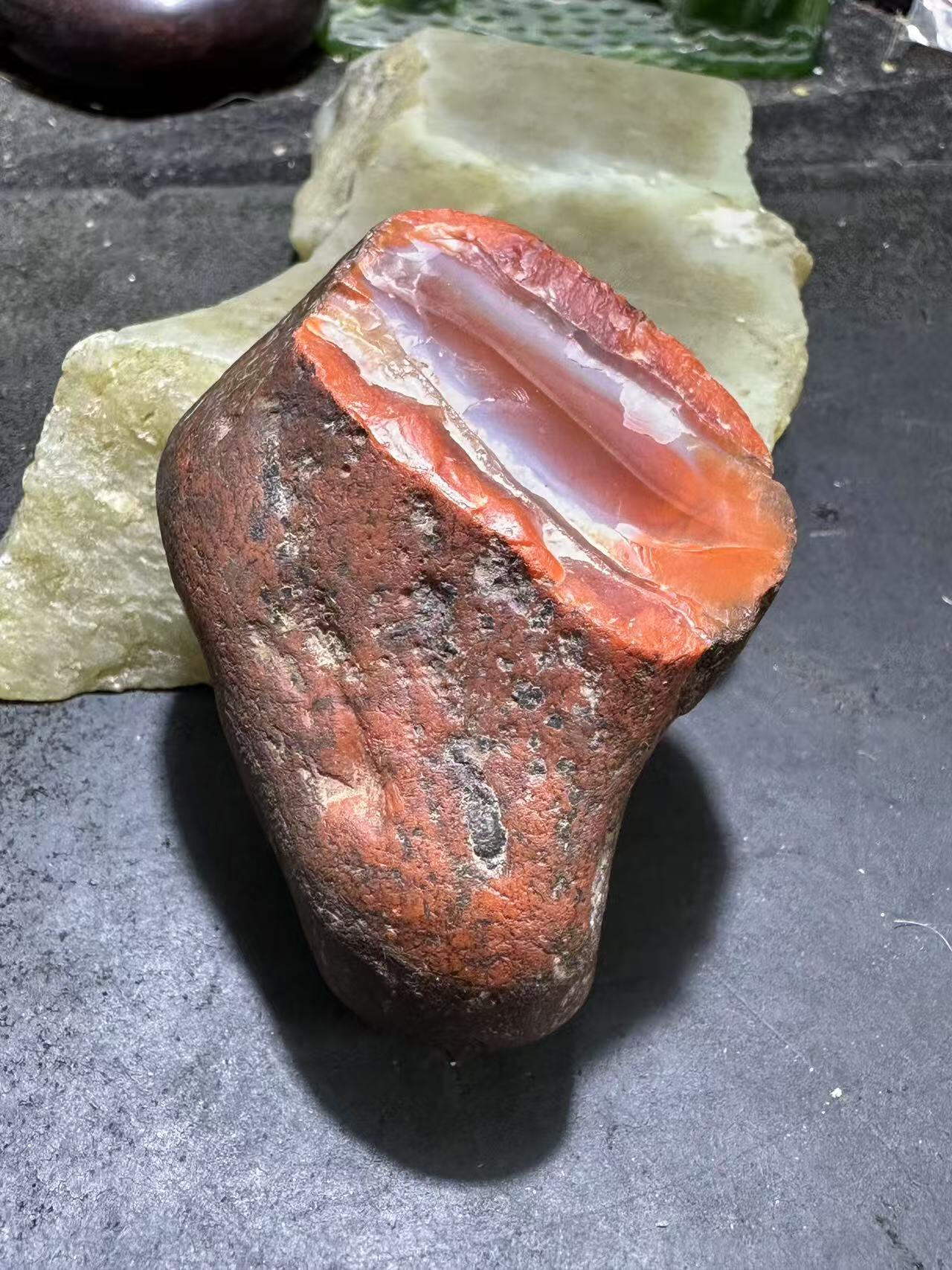 精美柿子红皮开窗料红白双色南红玛瑙原石一颗