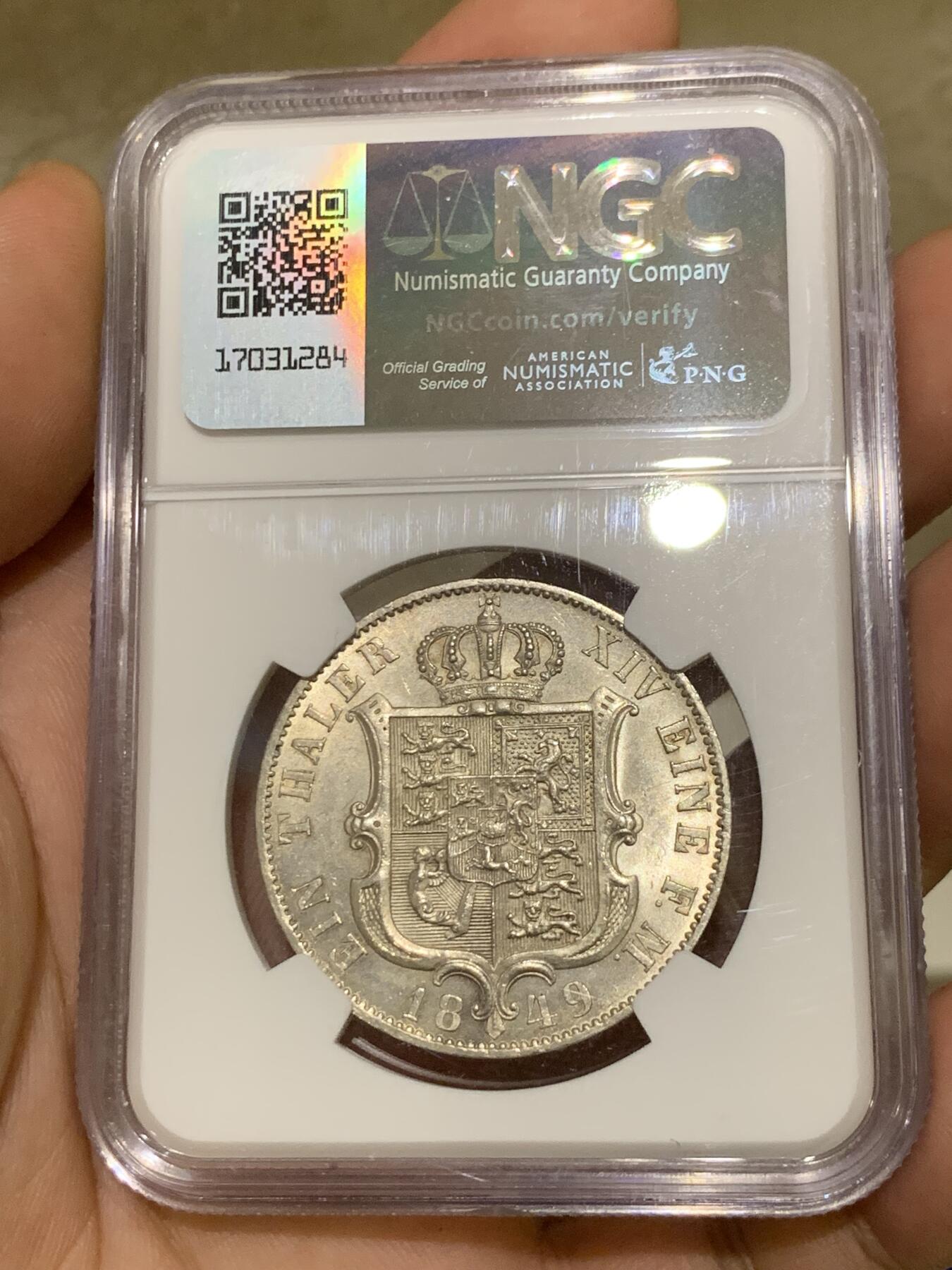 《竞宝斋》第400场 周日，周一，周二，3场连拍 （全场包邮） 冠军分 NGC MS64 德国 1849年汉诺威奥古斯特流通泰勒，英式盾徽，华丽精美。汉诺威与英国曾为百余年的共主邦联，是英德玩家的重点关注领域。英式泰勒的顶级品已越来越难找，此枚不容错过