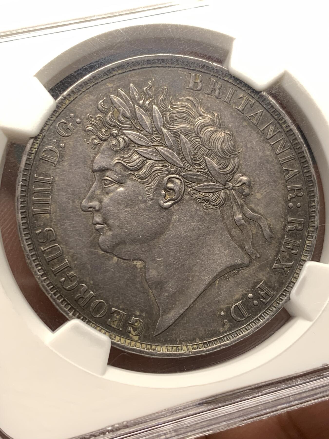 《竞宝斋》第400场 周日，周一，周二，3场连拍 （全场包邮） NGC MS61 英国1822乔治四世马剑克朗银币 NGC数据库统计 MS高分段22年的量大约仅为21年的1/5   少了一个量级   英式熟美老包浆  状态非常好   老盒严评  各位藏家把握机会