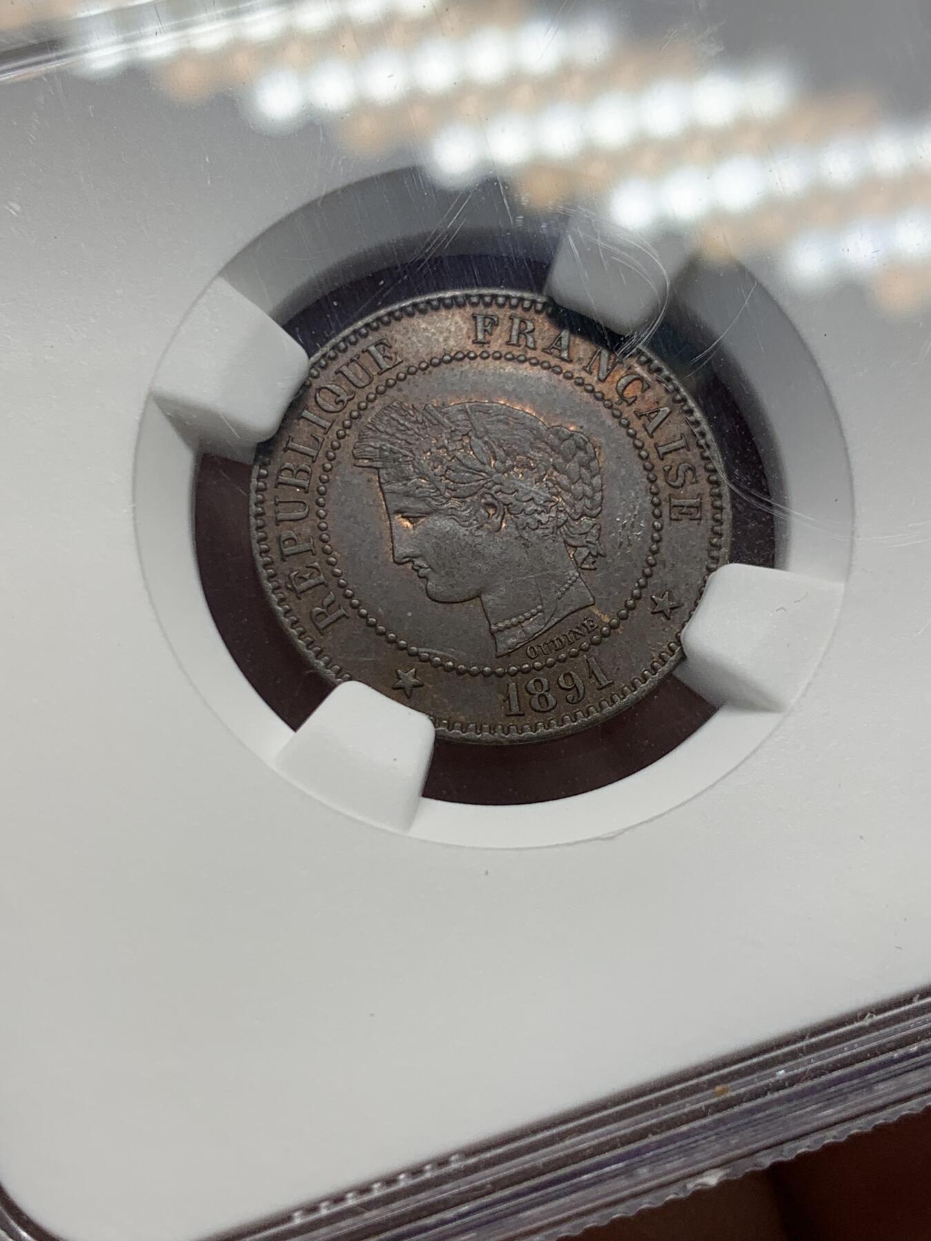 《竞宝斋》第400场 周日，周一，周二，3场连拍 （全场包邮） NGC MS63BN 法国1891年2分谷物女神铜币 币面铜棕色泽自然，谷物女神形象细腻生动，雕刻工艺精致。整体保存完好，细节锐利，展现19世纪末法兰西货币铸造的典雅与质感 盒角有磕