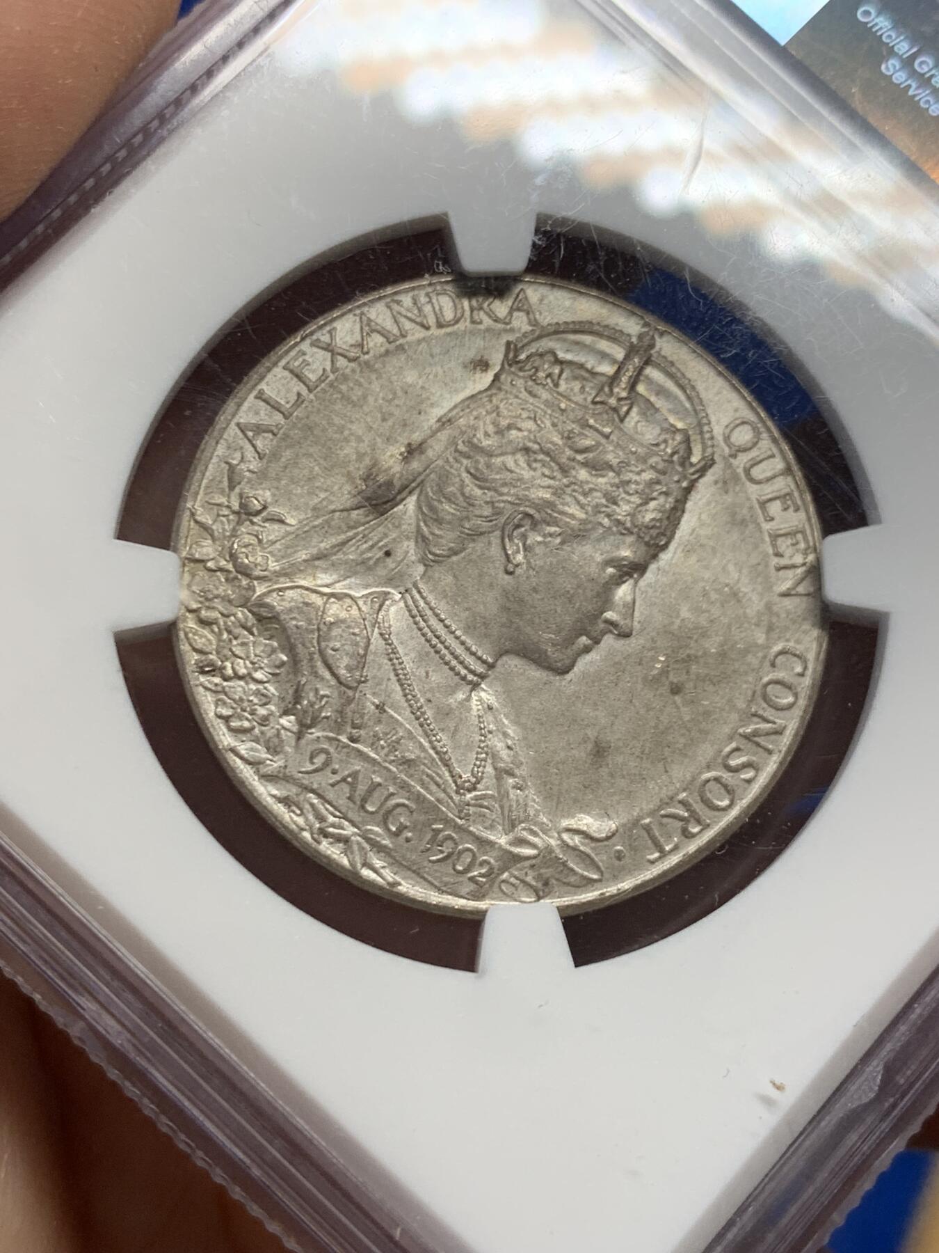 《竞宝斋》第400场 周日，周一，周二，3场连拍 （全场包邮） NGC MS63 英国1902年爱德华七世登基银章 BHM-3737 银光璀璨，铸工厚重，正面为爱德华七世半身像，背面雕饰精美，细节锐利，保存状态优异。铭记王权更迭的历史时刻，百年英伦气息凝于章面，尽显帝国时代的庄严与典雅
