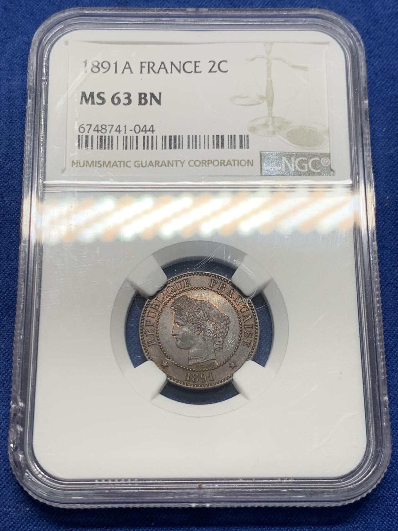 《竞宝斋》第400场 周日，周一，周二，3场连拍 （全场包邮） NGC MS63BN 法国1891年2分谷物女神铜币 币面铜棕色泽自然，谷物女神形象细腻生动，雕刻工艺精致。整体保存完好，细节锐利，展现19世纪末法兰西货币铸造的典雅与质感 盒角有磕
