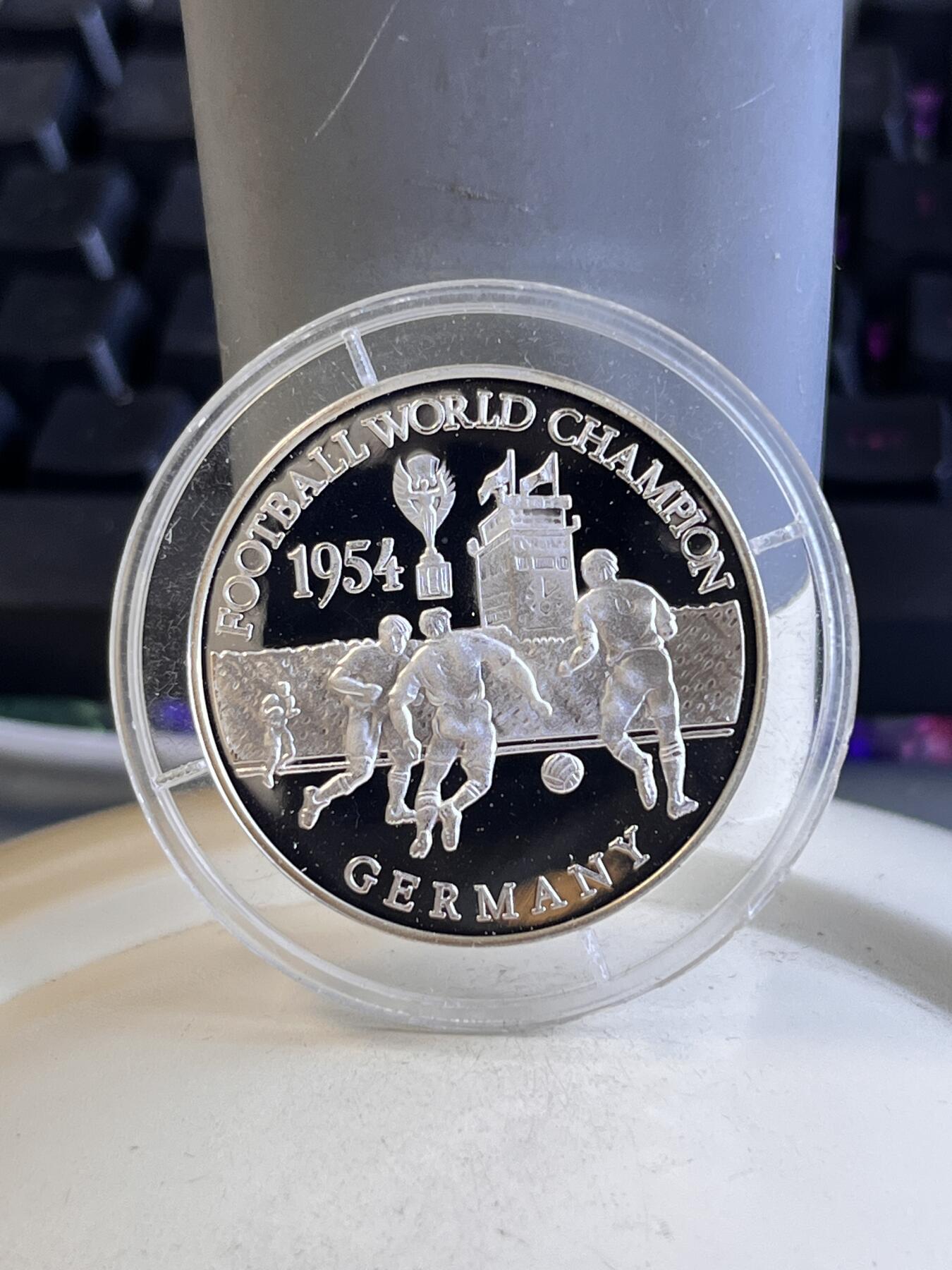 第166期拍卖【长期征集拍品】 赞比亚2001年世界杯足球纪念银币，999银，15克