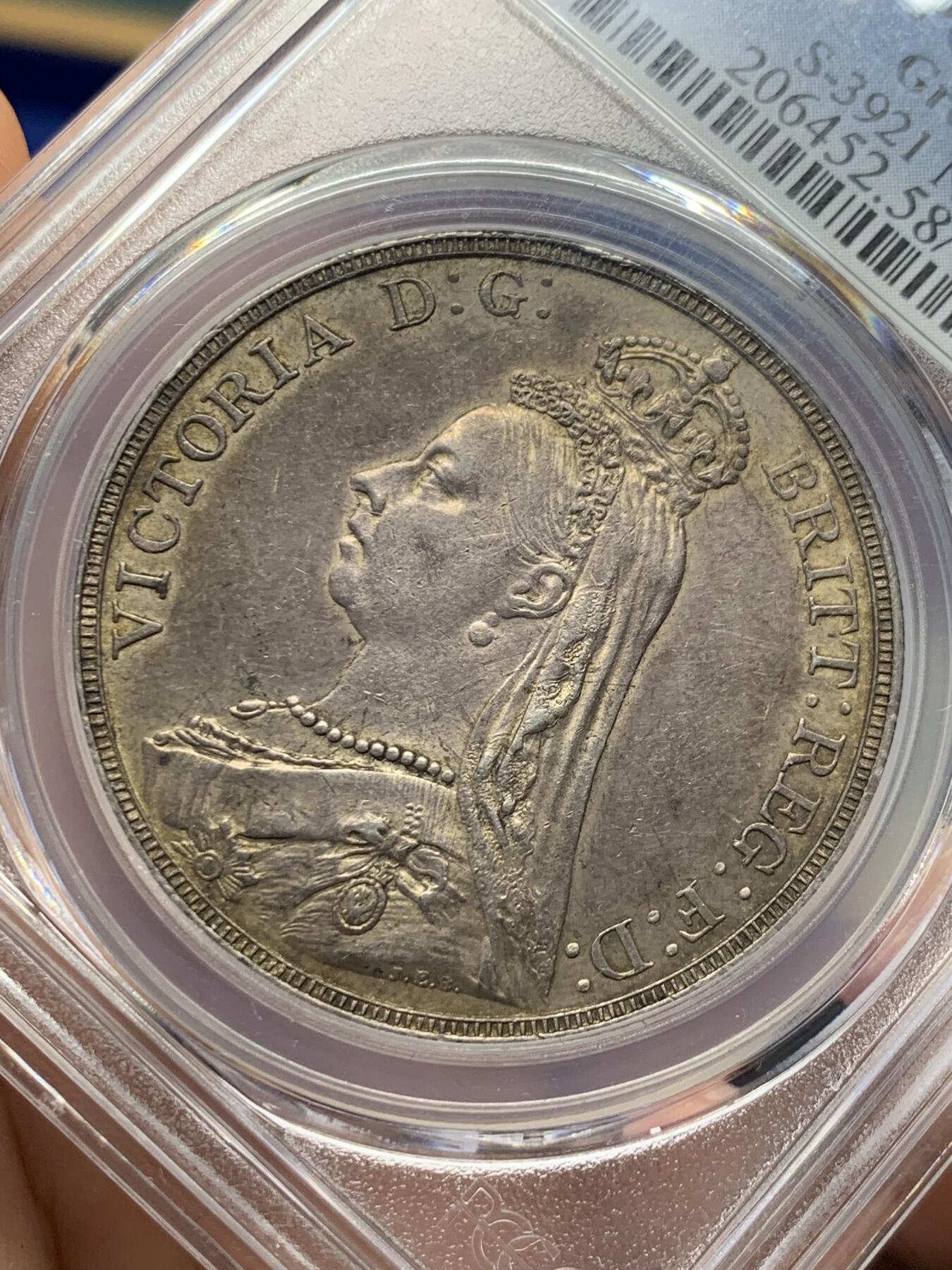 《竞宝斋》第400场 周日，周一，周二，3场连拍 （全场包邮） PCGS AU58 英国 1888年 马剑1克朗 银币 双面金色包浆，底板状态优秀