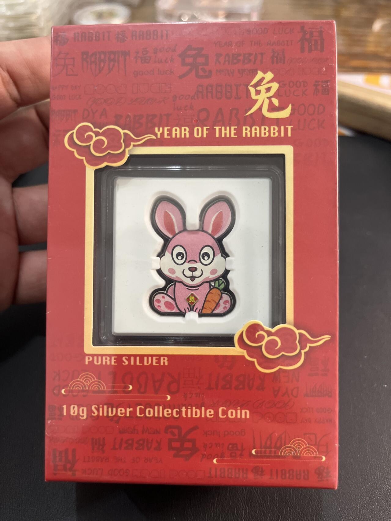 ❤️【币观天下】❤️ 第317期钱币拍卖- 2025.7.18周五晚上6点半场-长期征集拍品 原厂未拆封包装纽埃2023年生肖兔年卡通小兔精制异形彩色银币999银10克尺寸28X32毫米发行量2023枚