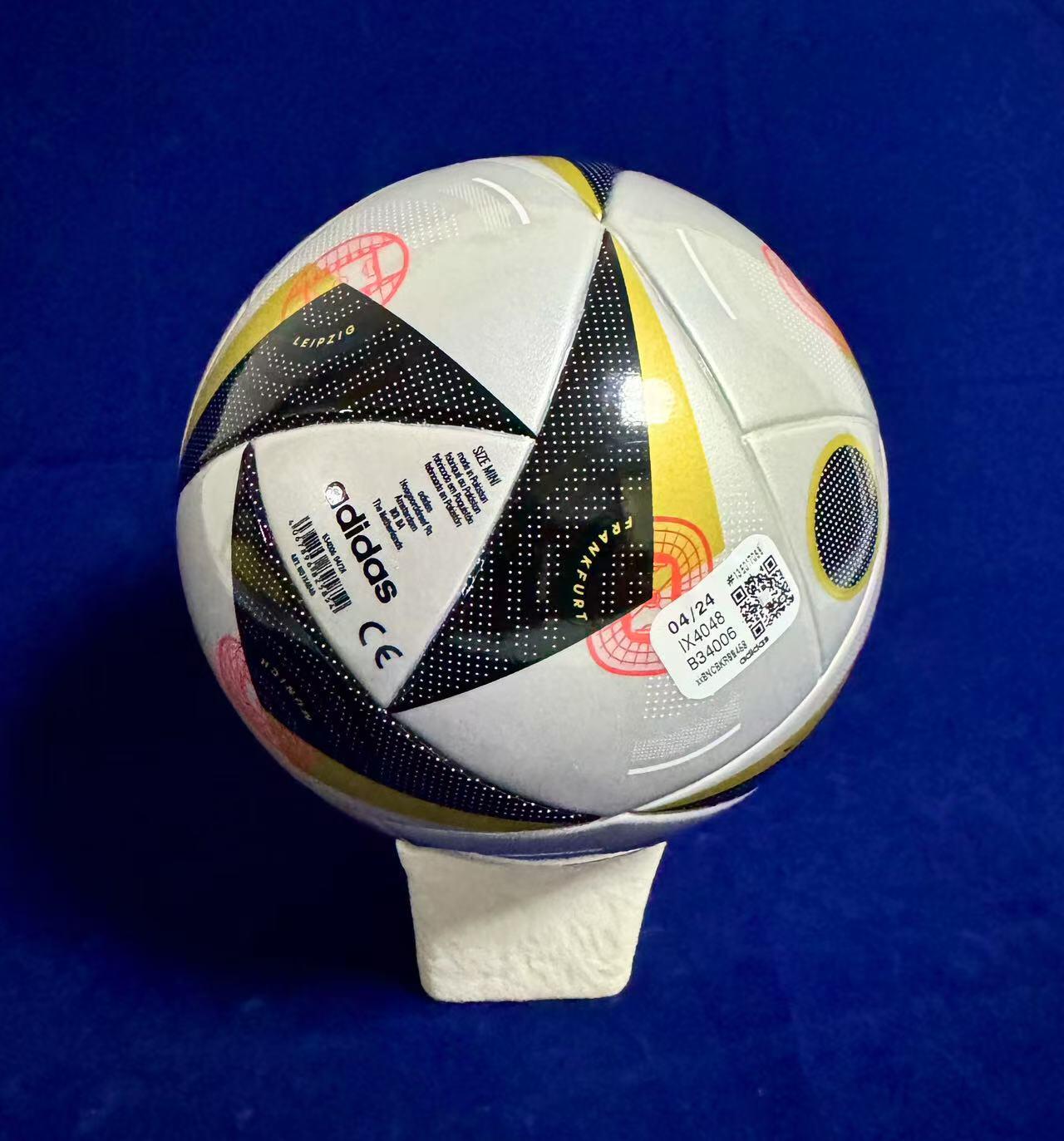 零元拍：“未来之王”拉明-亚马尔亲笔签名UEFA官方认证adidas2024欧洲杯半决赛及决赛的比赛用球adidas FUSSBALLLIEBE Finale 1号纪念球。图七为展示，拍品不含图中收藏罩。