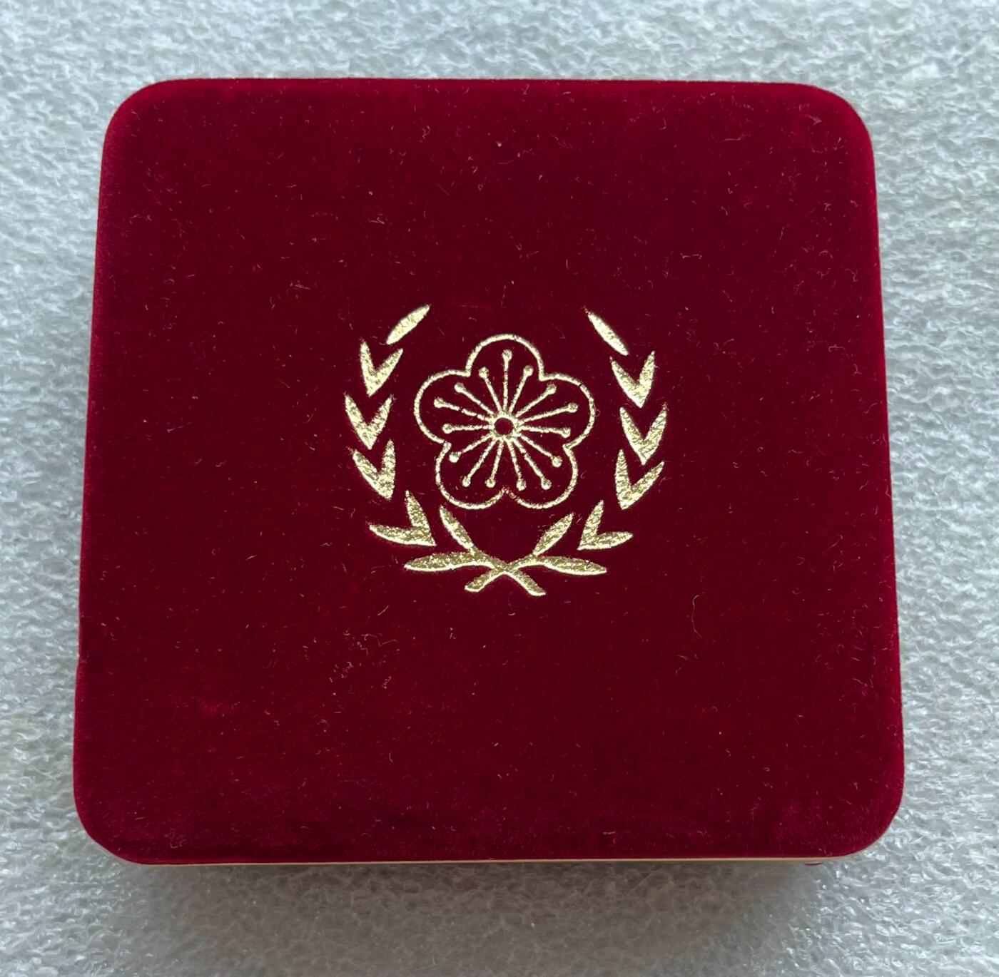 中国台湾新台币振兴经济消费券/民国钞，新年生肖铜章，一盎司精制纪念银币，新疆喀造饷银五钱双旗银币，清末民国老物件(铃铛、镯子、银链、发簪)，中国历代古钱币含乾元重宝折五十重轮，彼得堡世界钱币勋章拍卖第130期 中国台湾1996年200元一盎司纯银精制纪念银币，第九任正副领导人就职纪念，原盒装