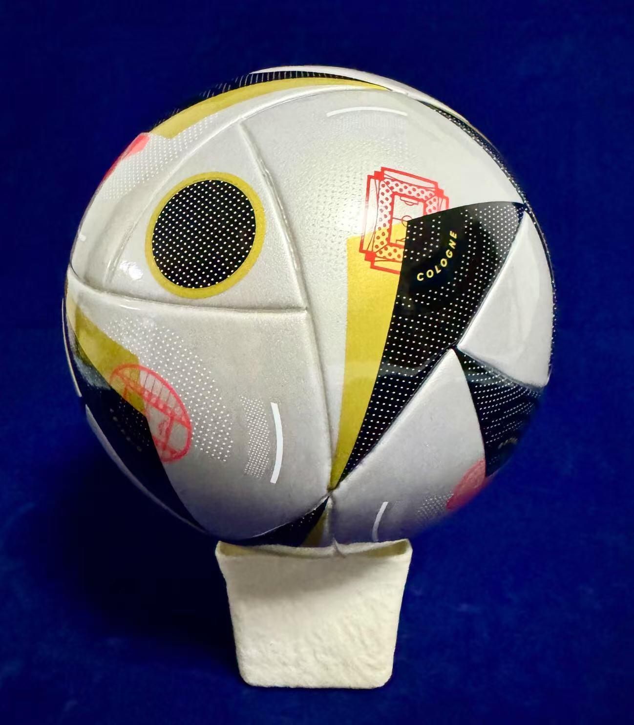 零元拍：“未来之王”拉明-亚马尔亲笔签名UEFA官方认证adidas2024欧洲杯半决赛及决赛的比赛用球adidas FUSSBALLLIEBE Finale 1号纪念球。图七为展示，拍品不含图中收藏罩。