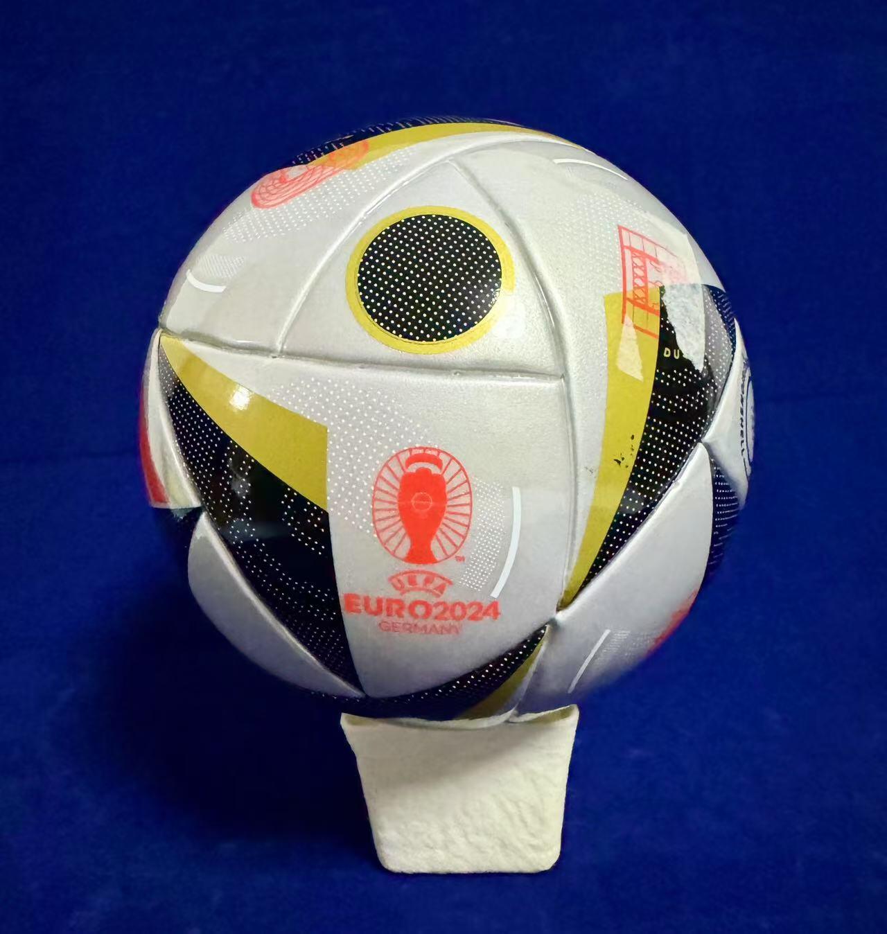 零元拍：“未来之王”拉明-亚马尔亲笔签名UEFA官方认证adidas2024欧洲杯半决赛及决赛的比赛用球adidas FUSSBALLLIEBE Finale 1号纪念球。图七为展示，拍品不含图中收藏罩。