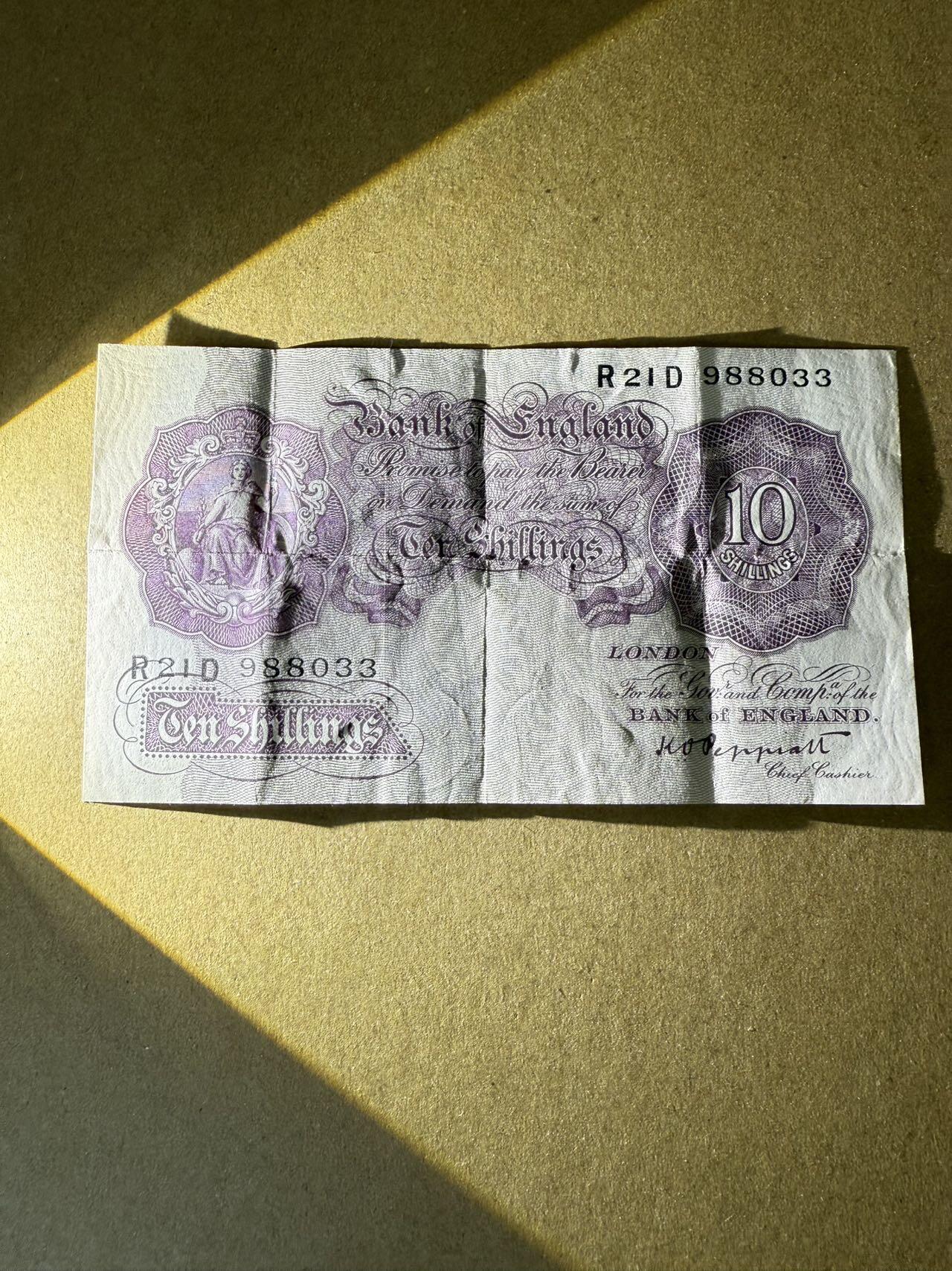【炜奕收藏】，第三十九期 英国A序列10先令，战时紫色版，流通好品，号码无47