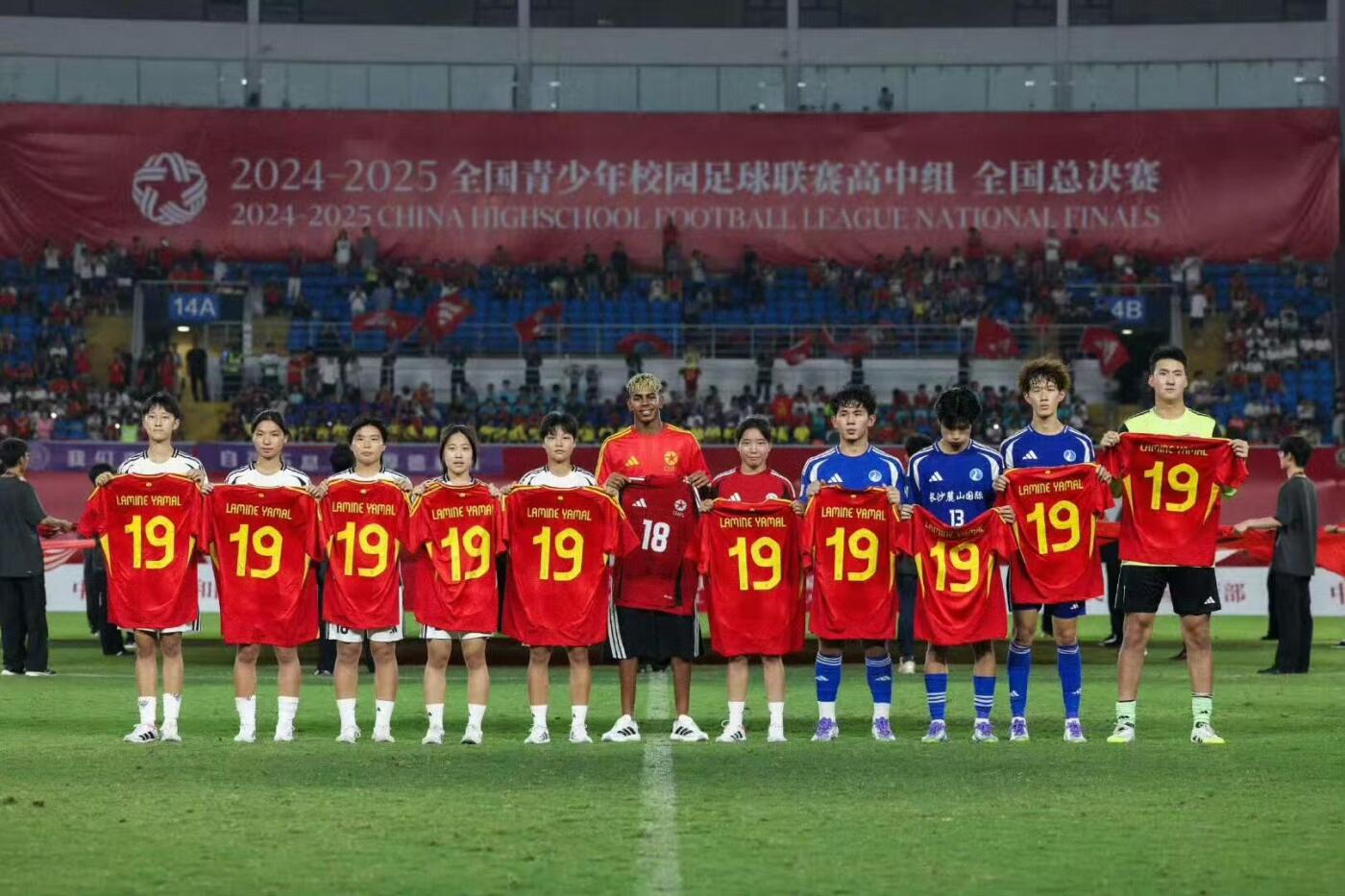 零元拍：“未来之王”拉明-亚马尔亲笔签名UEFA官方认证adidas2024欧洲杯半决赛及决赛的比赛用球adidas FUSSBALLLIEBE Finale 1号纪念球。图七为展示，拍品不含图中收藏罩。