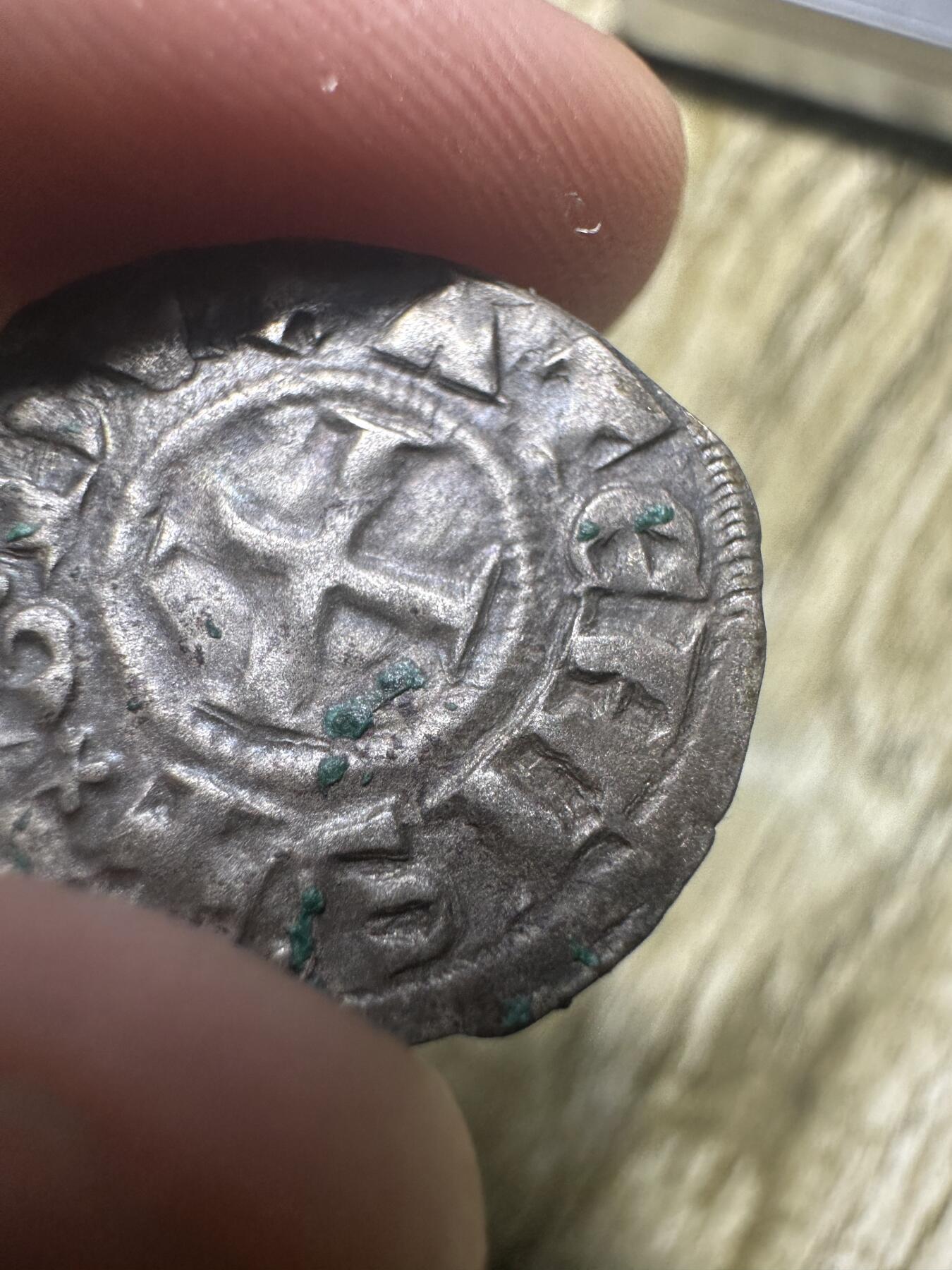 章，世界钱币 中世纪 希腊本土 亚该亚公国 银币 伊莎贝尔·德·维勒阿尔杜因（Isabelle de Villehardouin）发行 19mm，0.78g，银铜合金，面值1图尔德尼耶，发行于1297-1301年  正面：十字，铭文 + YSABELLA. P. ACK，意即 Isabella, Princess of Achaea，“伊莎贝尔，亚该亚女亲王” 背面：图尔城堡
