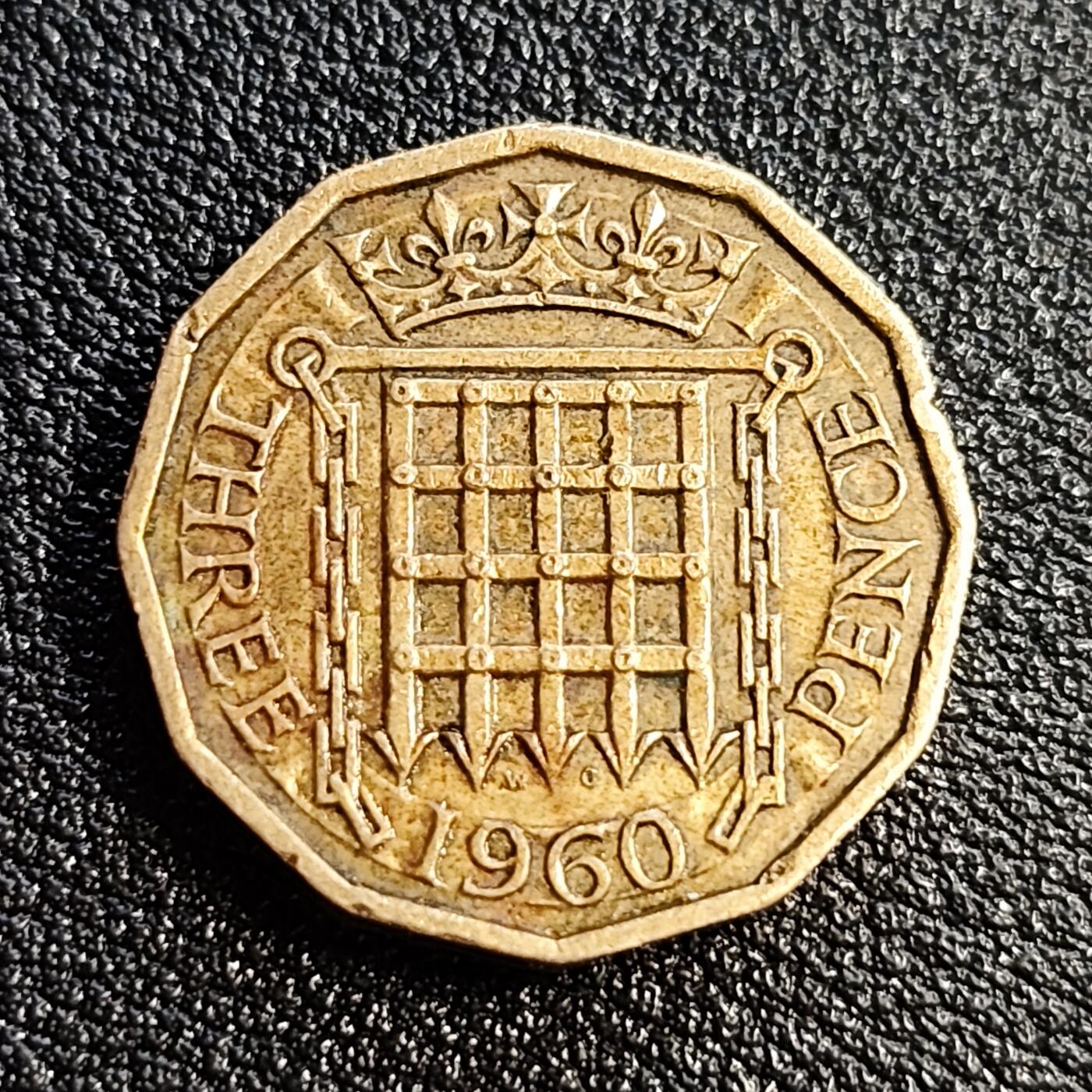 泉币菌-第53场-精品场 美品 英国1960年3便士 皇冠 都铎闸门 伊丽莎白二世女王 镍黄铜币  22mm 