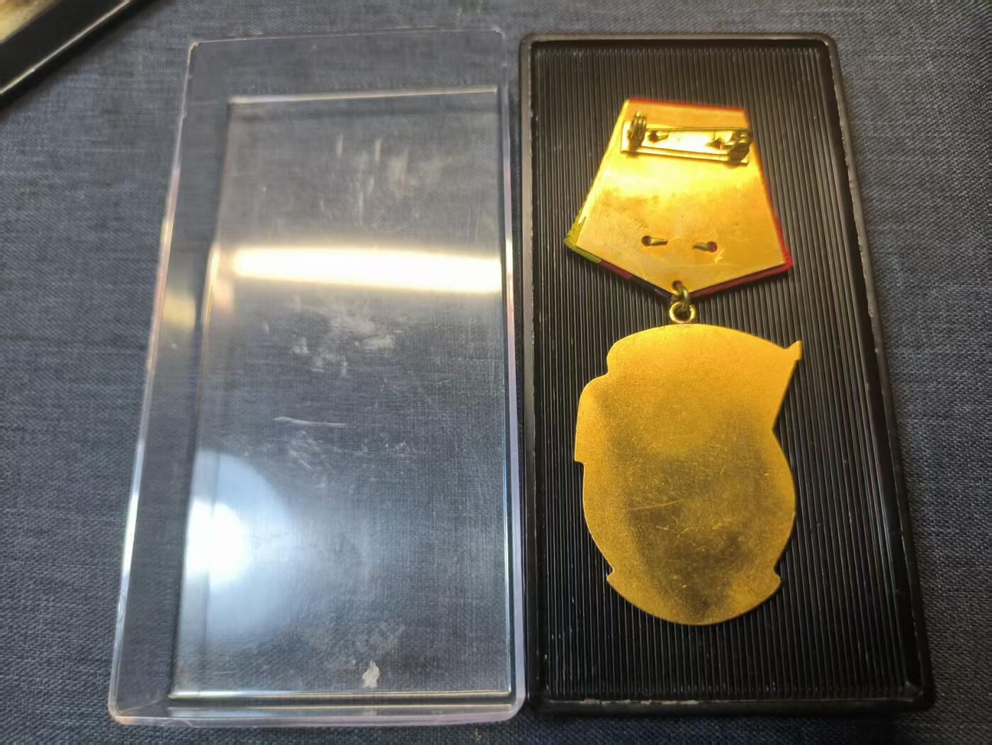 古林万国勋赏☆☆爱藏☆☆精品第二期-分享拍场赚佣金 民主德国二级劳动红旗勋章-Auszeichnung der roten fahne带盒 铜鎏金珐琅美品