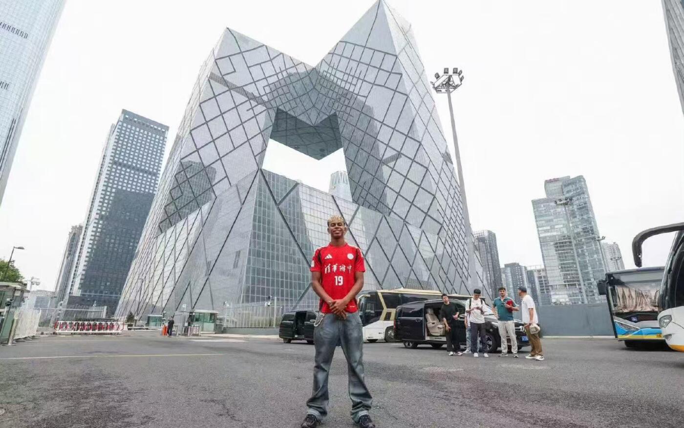 零元拍：“未来之王”拉明-亚马尔亲笔签名UEFA官方认证adidas2024欧洲杯半决赛及决赛的比赛用球adidas FUSSBALLLIEBE Finale 1号纪念球。图七为展示，拍品不含图中收藏罩。