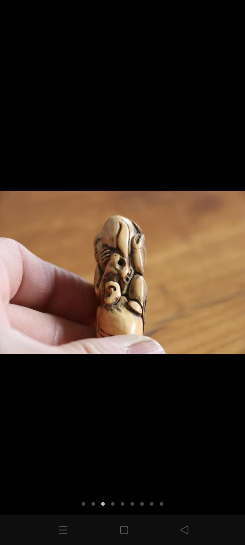 包老猛犸牙手把件，老猛犸牙雕刻而成，用料硕大，质地细腻柔滑，包浆浑厚，牙纹清晰层次分明，光泽柔润洁白如玉，尺寸：2.8x2.5x5厘米