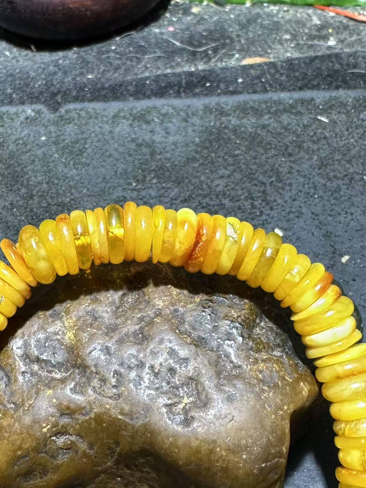 天然乌克兰鸡油黄蜜蜡老料隔片手串一条，温润如玉 招财纳福