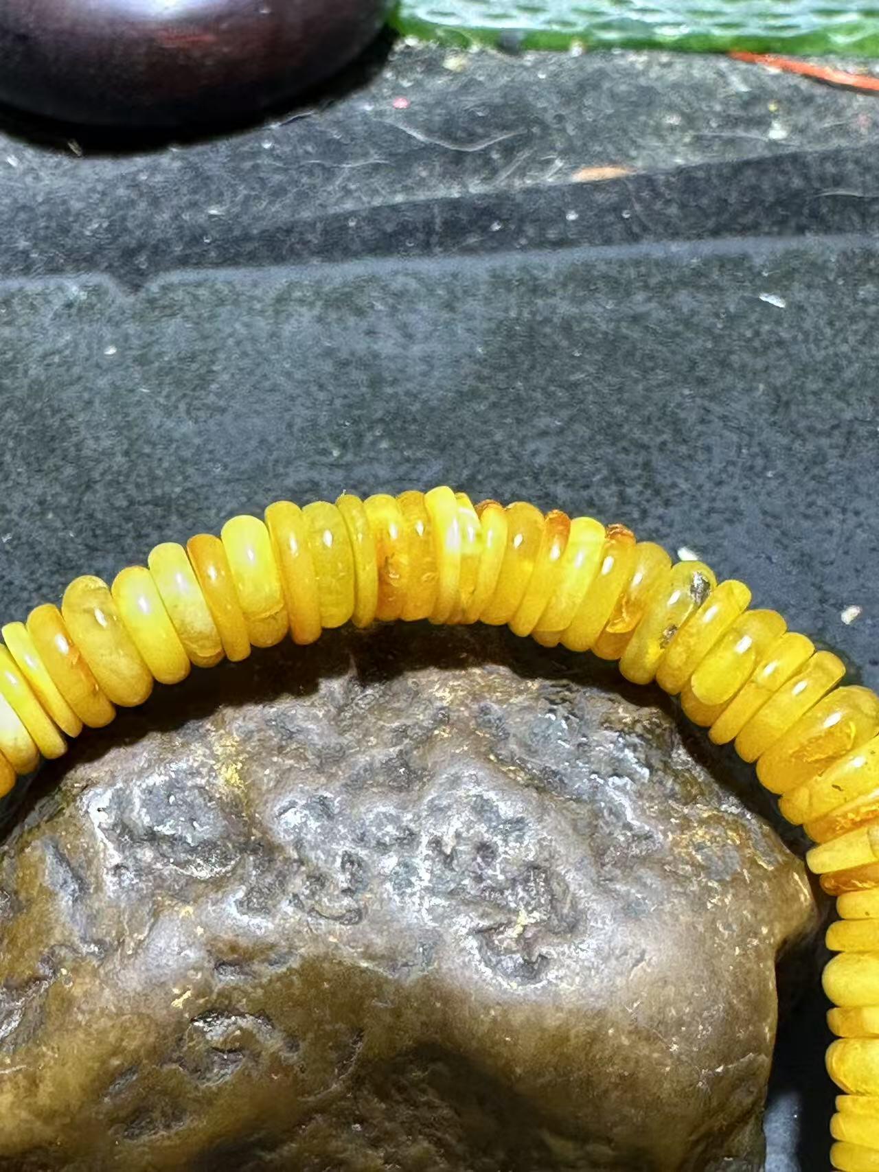 天然乌克兰鸡油黄蜜蜡老料隔片手串一条，温润如玉 招财纳福