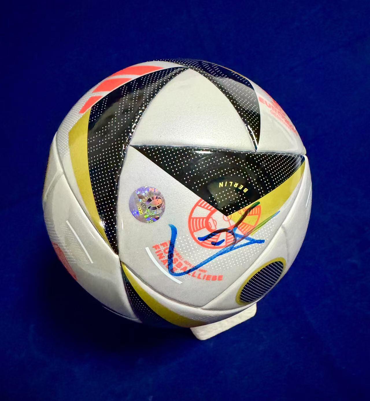 零元拍：“未来之王”拉明-亚马尔亲笔签名UEFA官方认证adidas2024欧洲杯半决赛及决赛的比赛用球adidas FUSSBALLLIEBE Finale 1号纪念球。图七为展示，拍品不含图中收藏罩。