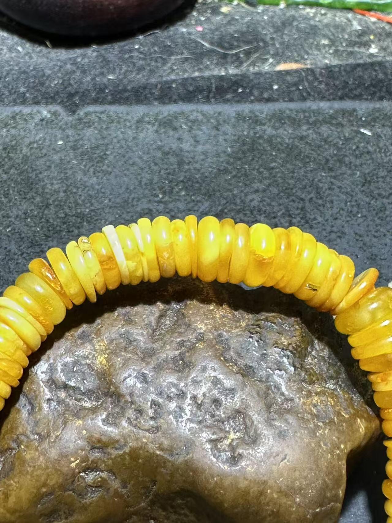 天然乌克兰鸡油黄蜜蜡老料隔片手串一条，温润如玉 招财纳福