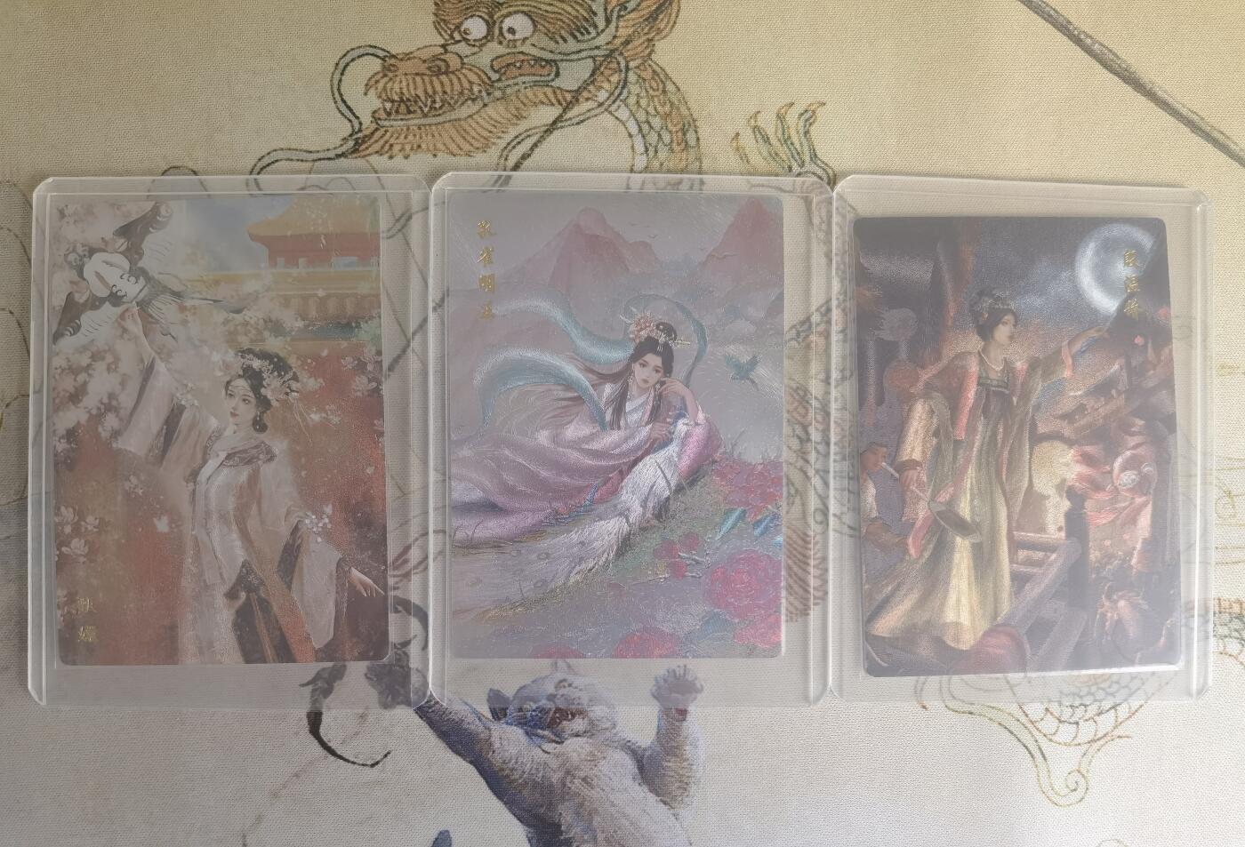 奇趣收藏卡牌拍卖第19场 山河潮玩  嘉宁 殷温娇，延渔 孔雀明王，雪舟 甄嬛  粗闪 各1张 全新覆膜卡夹卡膜保护