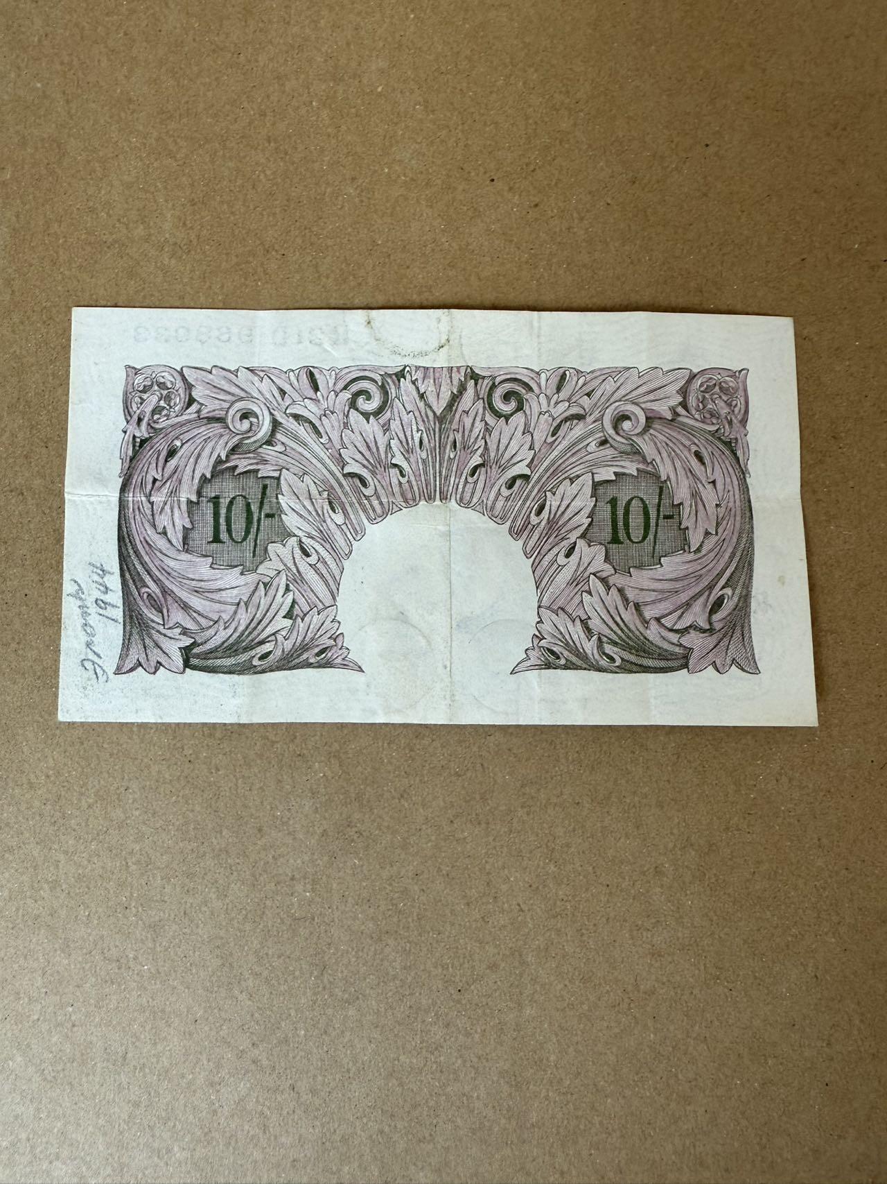 【炜奕收藏】，第三十九期 英国A序列10先令，战时紫色版，流通好品，号码无47