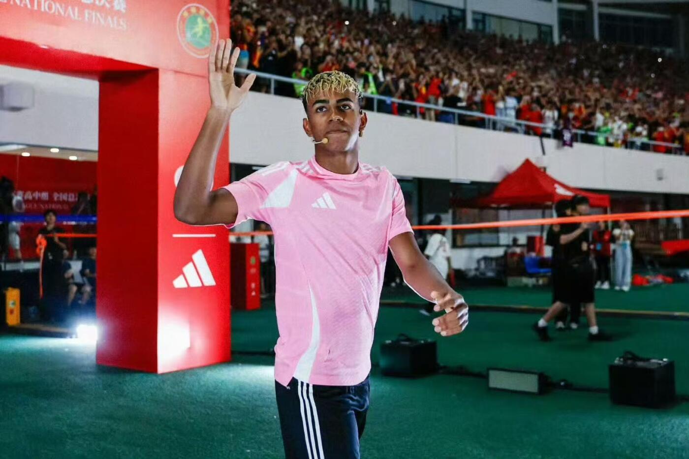 零元拍：“未来之王”拉明-亚马尔亲笔签名UEFA官方认证adidas2024欧洲杯半决赛及决赛的比赛用球adidas FUSSBALLLIEBE Finale 1号纪念球。图七为展示，拍品不含图中收藏罩。