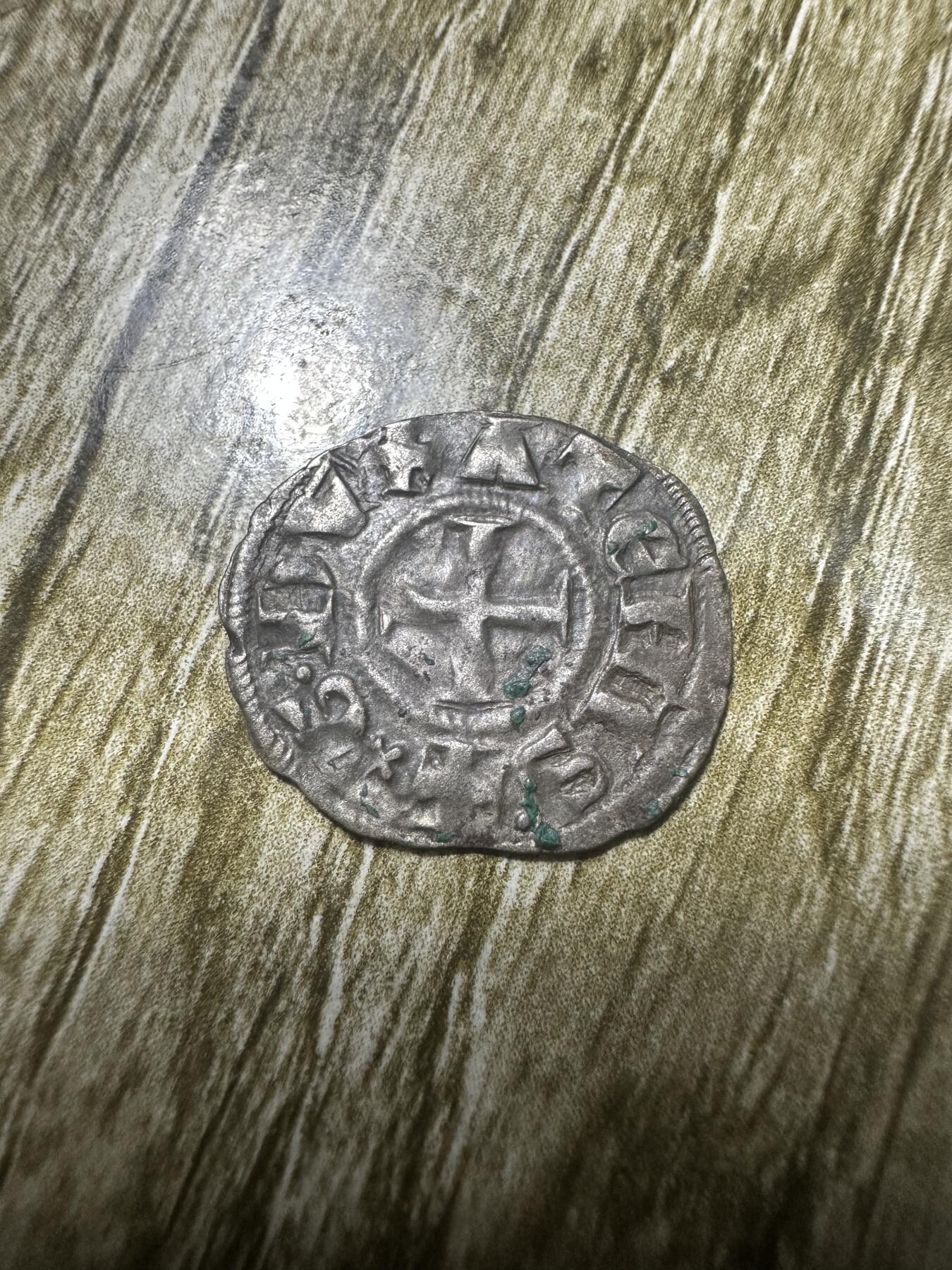 章，世界钱币 中世纪 希腊本土 亚该亚公国 银币 伊莎贝尔·德·维勒阿尔杜因（Isabelle de Villehardouin）发行 19mm，0.78g，银铜合金，面值1图尔德尼耶，发行于1297-1301年  正面：十字，铭文 + YSABELLA. P. ACK，意即 Isabella, Princess of Achaea，“伊莎贝尔，亚该亚女亲王” 背面：图尔城堡
