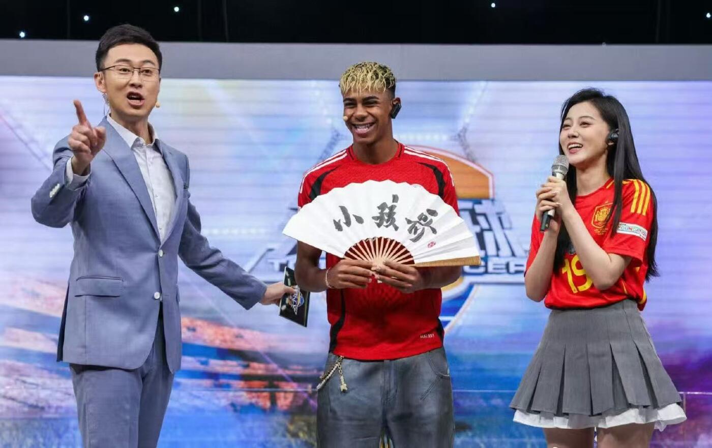 零元拍：“未来之王”拉明-亚马尔亲笔签名UEFA官方认证adidas2024欧洲杯半决赛及决赛的比赛用球adidas FUSSBALLLIEBE Finale 1号纪念球。图七为展示，拍品不含图中收藏罩。