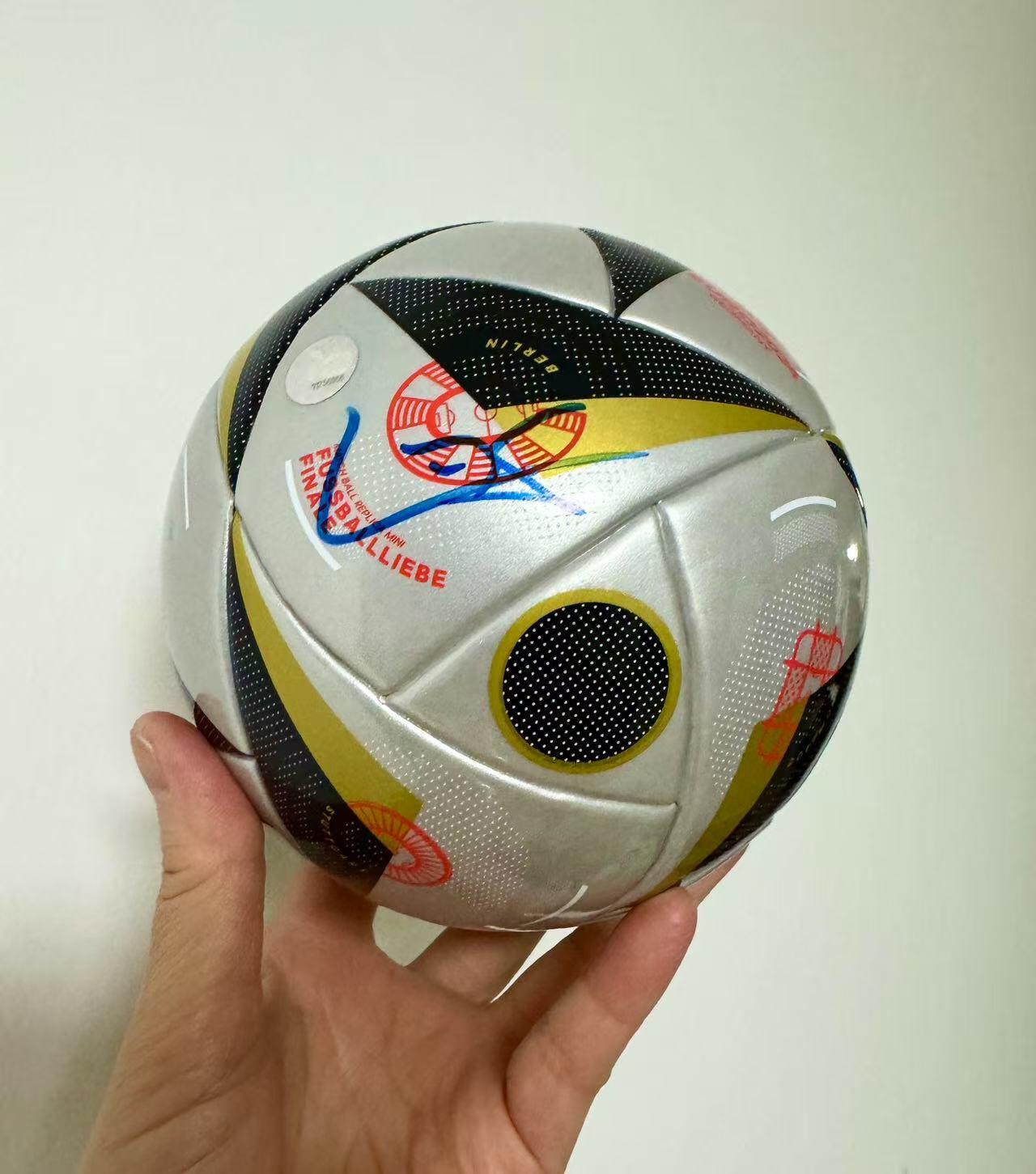 零元拍：“未来之王”拉明-亚马尔亲笔签名UEFA官方认证adidas2024欧洲杯半决赛及决赛的比赛用球adidas FUSSBALLLIEBE Finale 1号纪念球。图七为展示，拍品不含图中收藏罩。