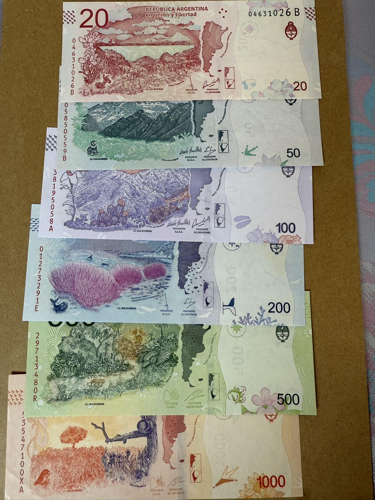 【炜奕收藏】，第三十九期 阿根廷20-1000比索，1000比索有一处角折，其他均全新品相，多张无47号码