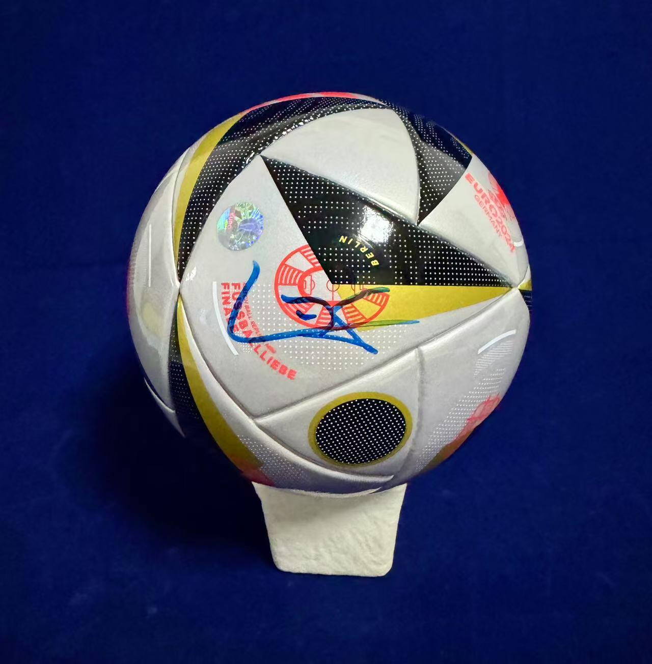 零元拍：“未来之王”拉明-亚马尔亲笔签名UEFA官方认证adidas2024欧洲杯半决赛及决赛的比赛用球adidas FUSSBALLLIEBE Finale 1号纪念球。图七为展示，拍品不含图中收藏罩。