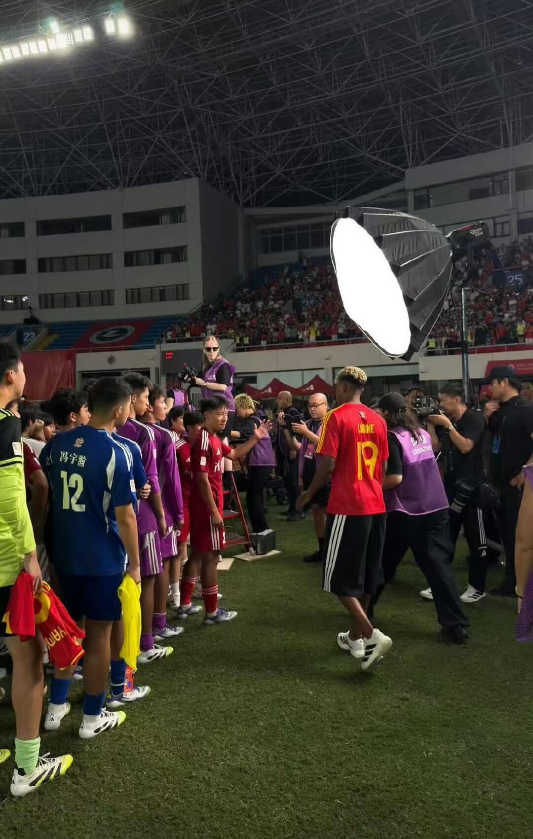 零元拍：“未来之王”拉明-亚马尔亲笔签名UEFA官方认证adidas2024欧洲杯半决赛及决赛的比赛用球adidas FUSSBALLLIEBE Finale 1号纪念球。图七为展示，拍品不含图中收藏罩。